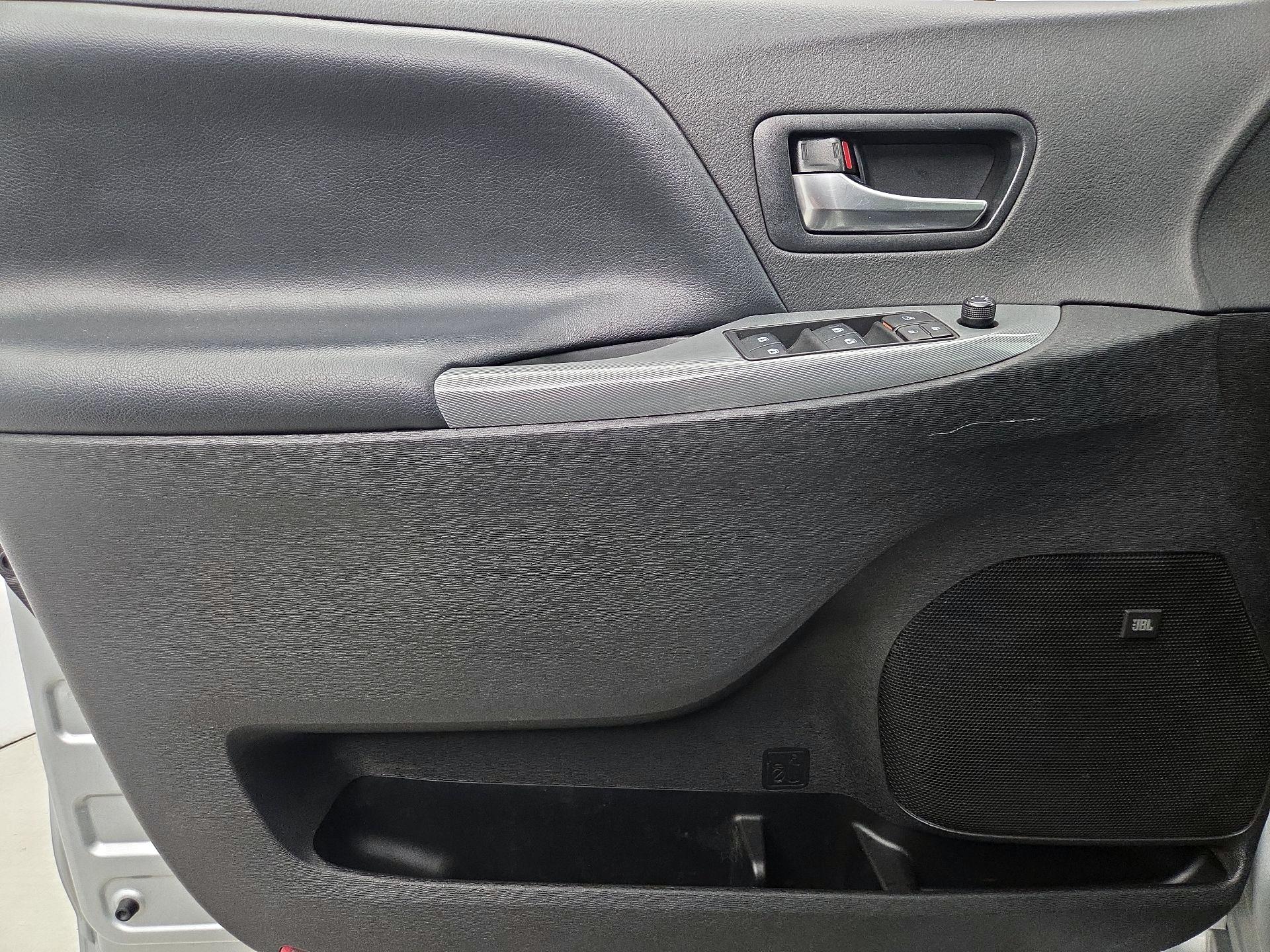 Thumbnail: 2020 Toyota Sienna - 12