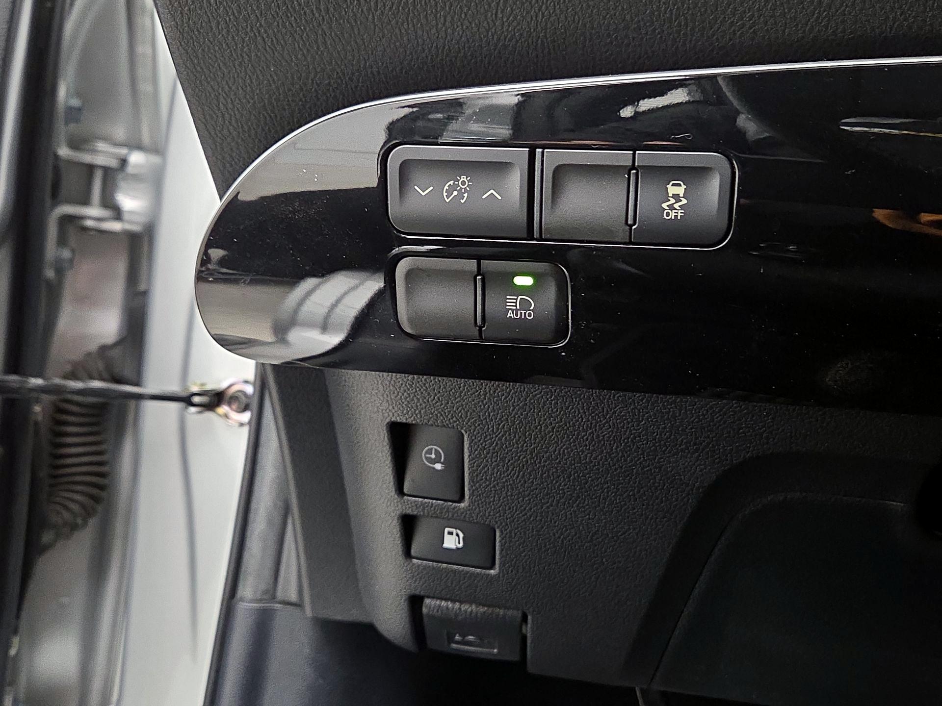 Thumbnail: 2017 Toyota Prius Prime - 13