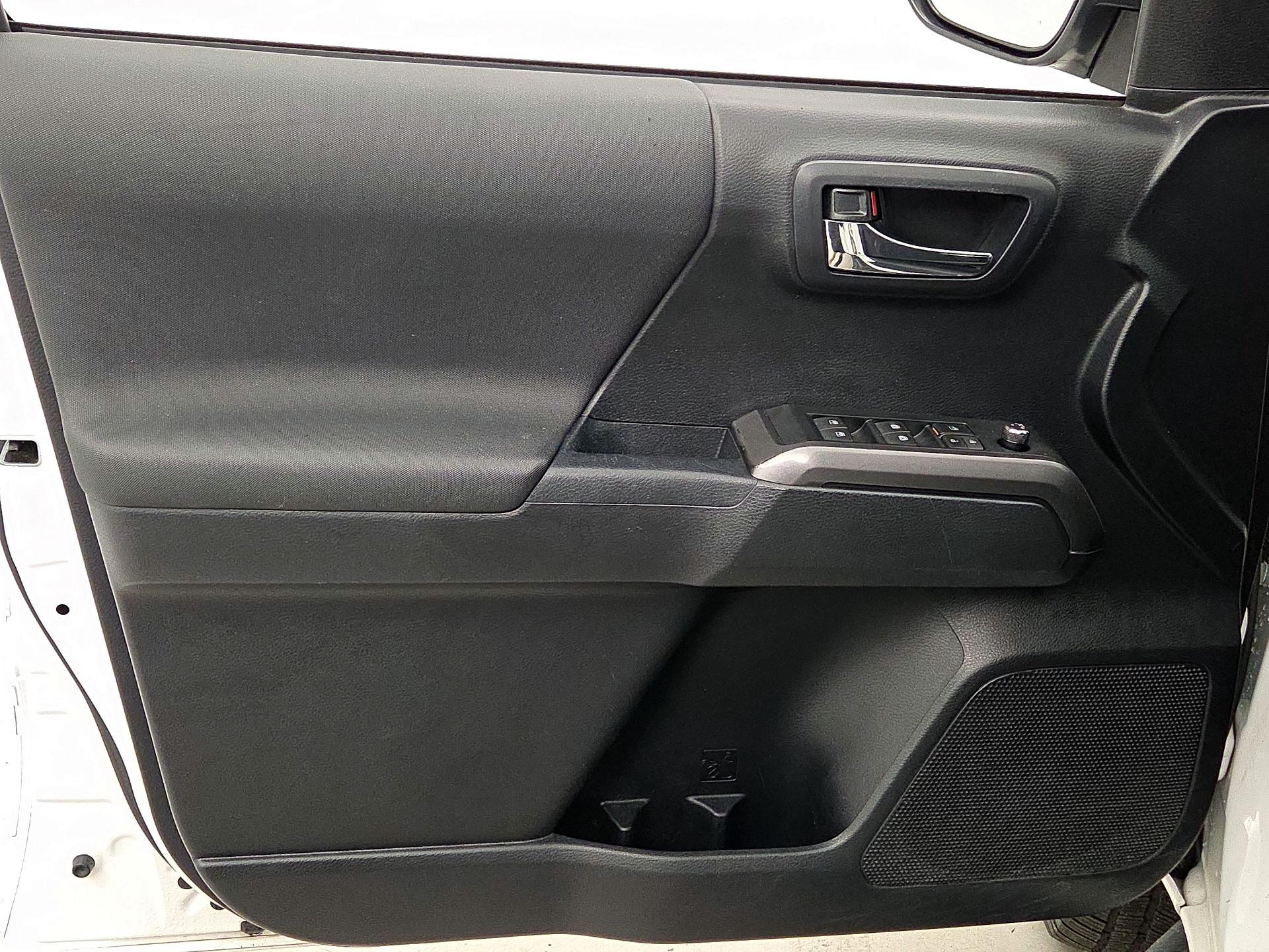 Thumbnail: 2018 Toyota Tacoma - 12