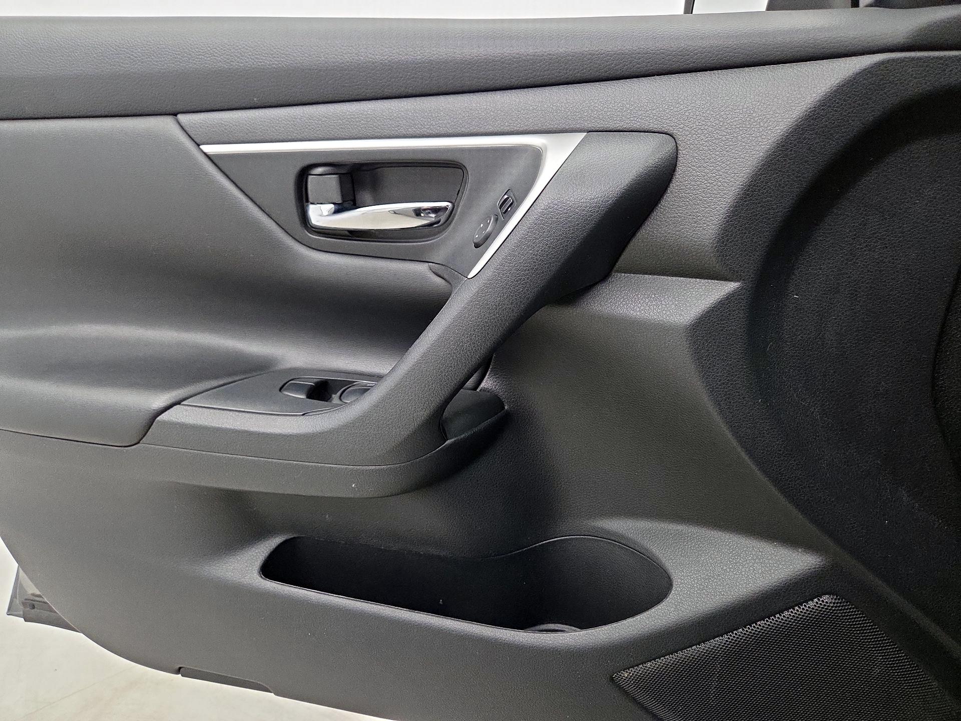 Thumbnail: 2016 Nissan Altima - 12