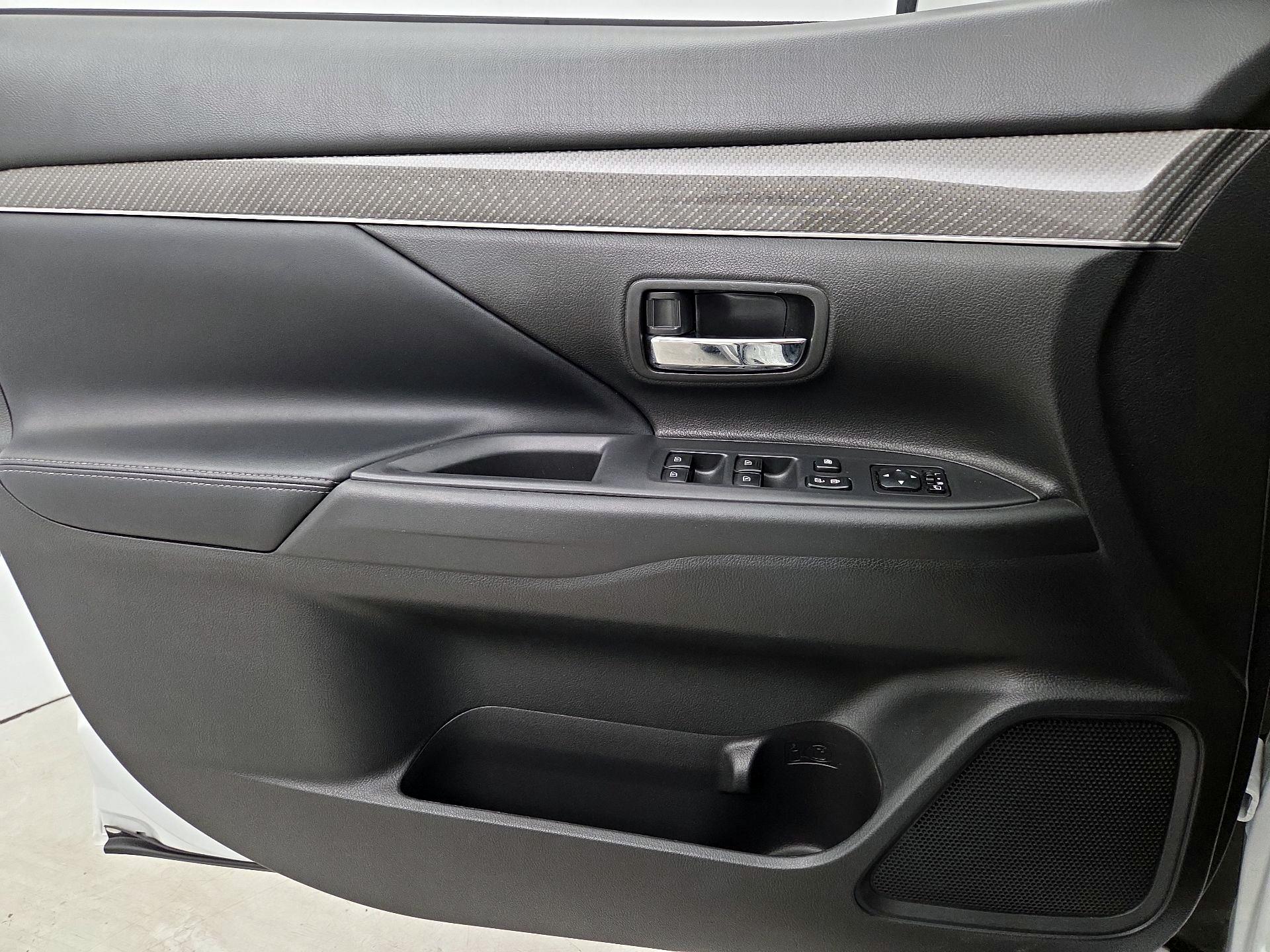 Thumbnail: 2019 Mitsubishi Outlander - 12