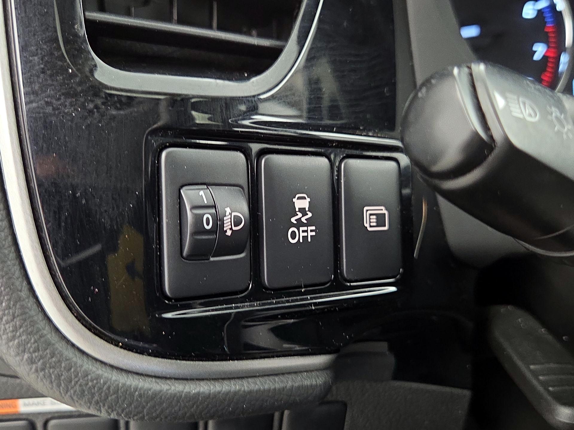 Thumbnail: 2019 Mitsubishi Outlander - 13