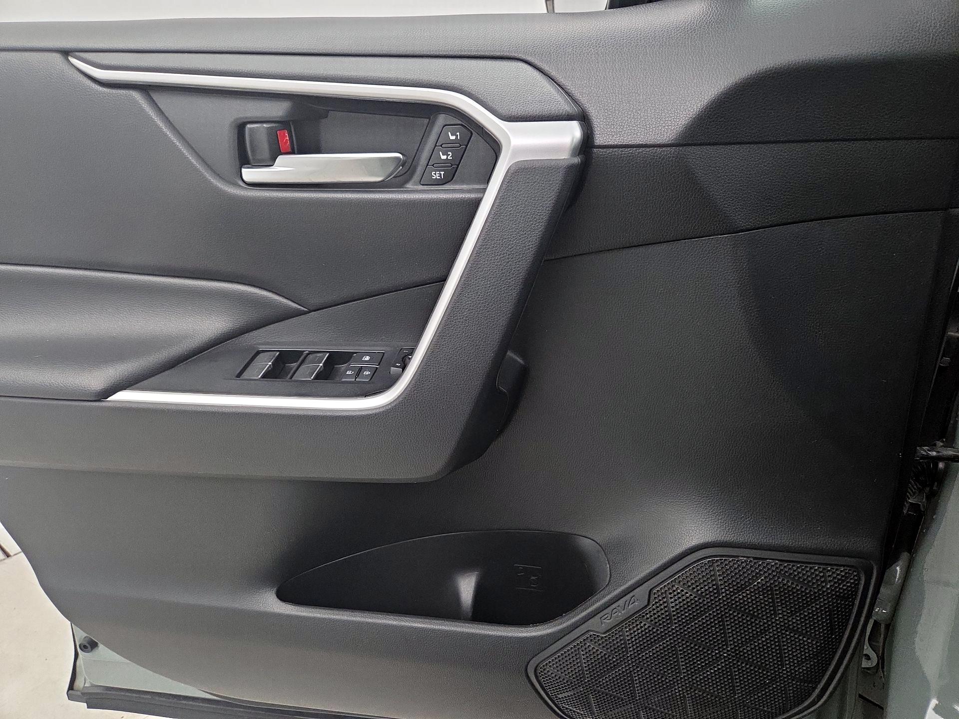 Thumbnail: 2022 Toyota RAV4 - 12