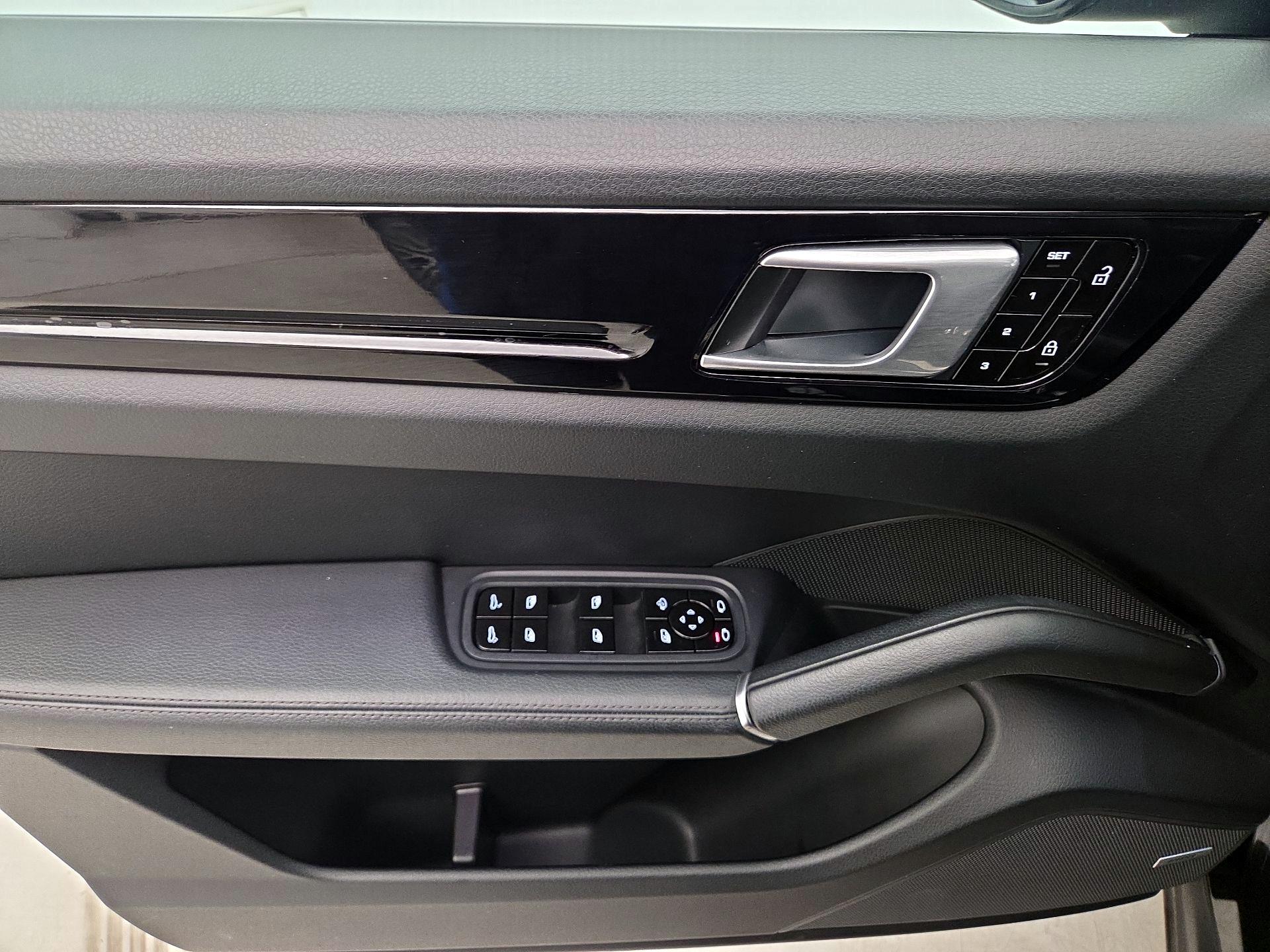 Thumbnail: 2019 Porsche Cayenne - 12