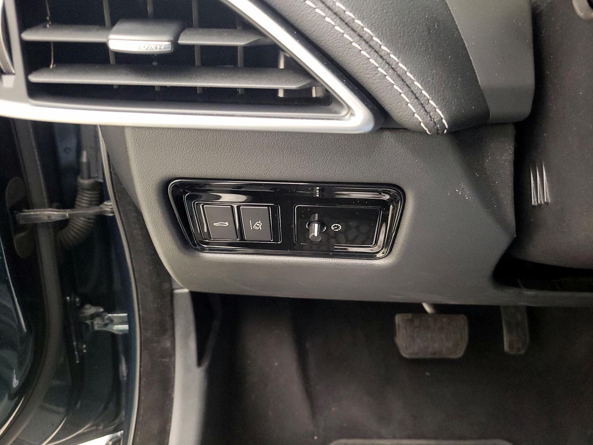 Thumbnail: 2017 Jaguar XE - 13