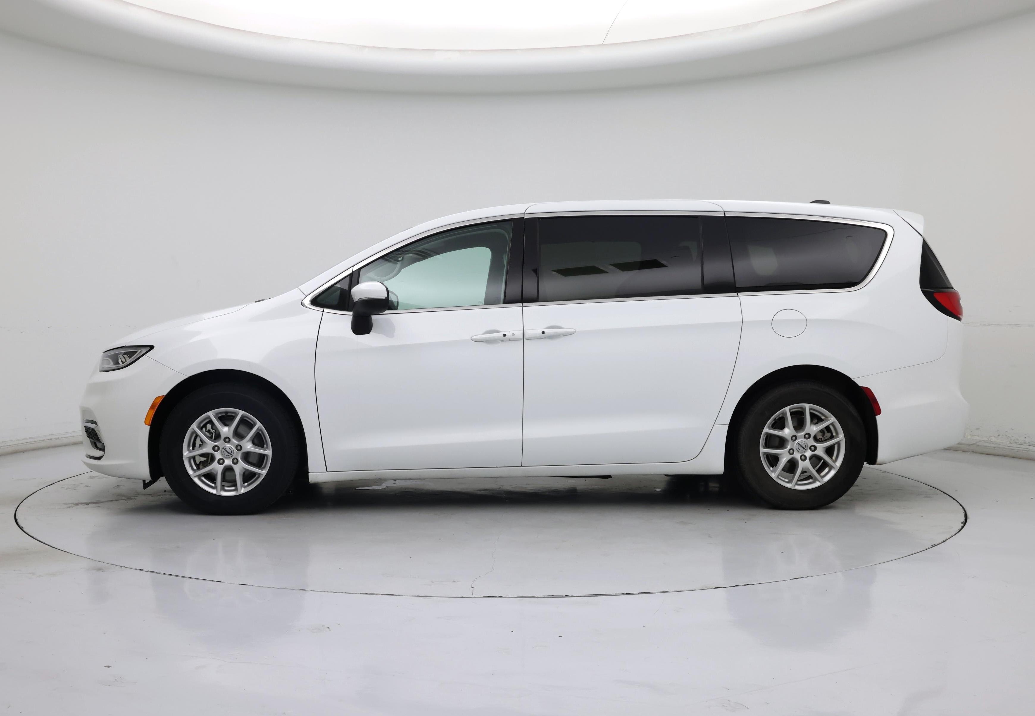 Thumbnail: 2023 Chrysler Pacifica - 3
