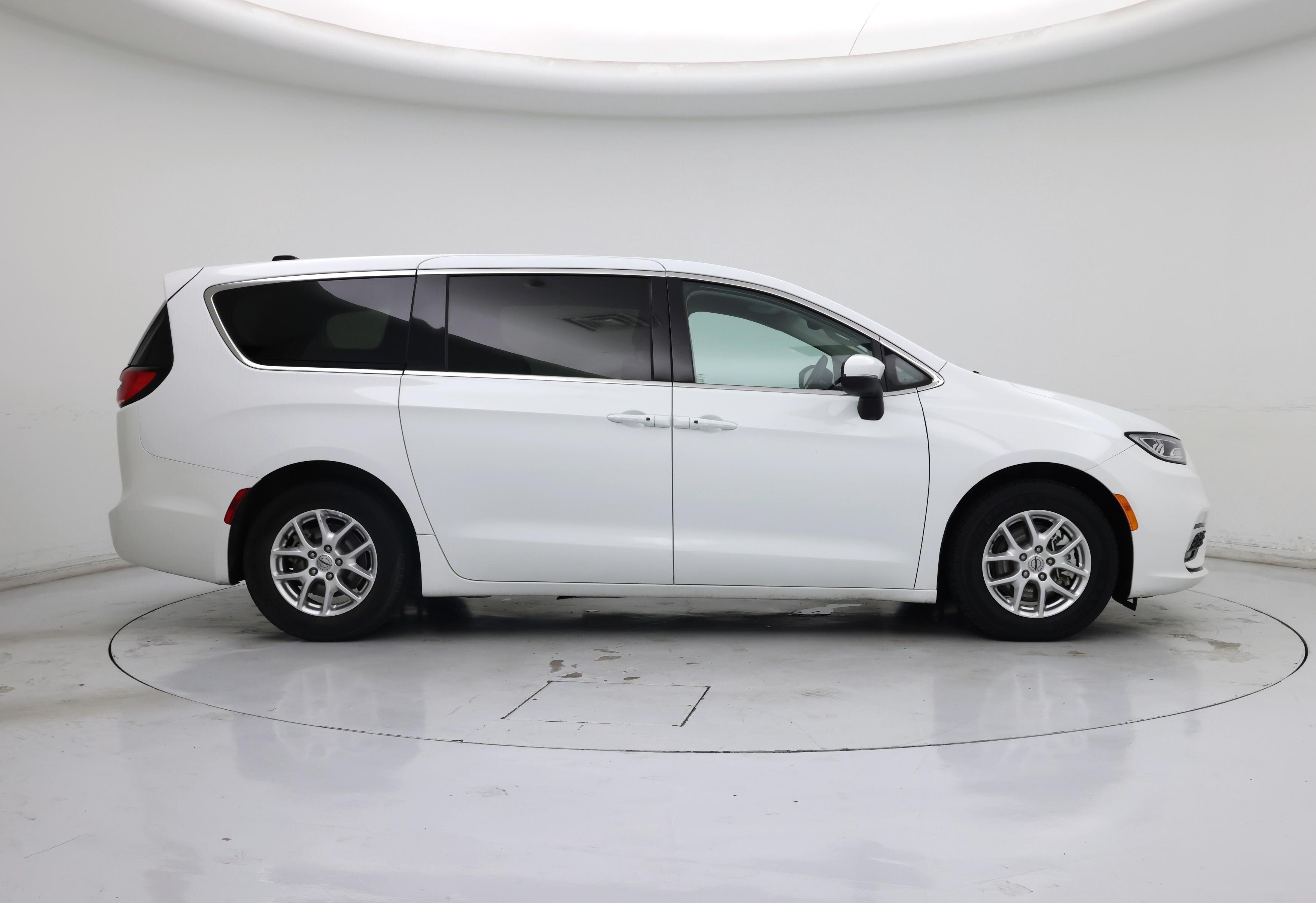 Thumbnail: 2023 Chrysler Pacifica - 7