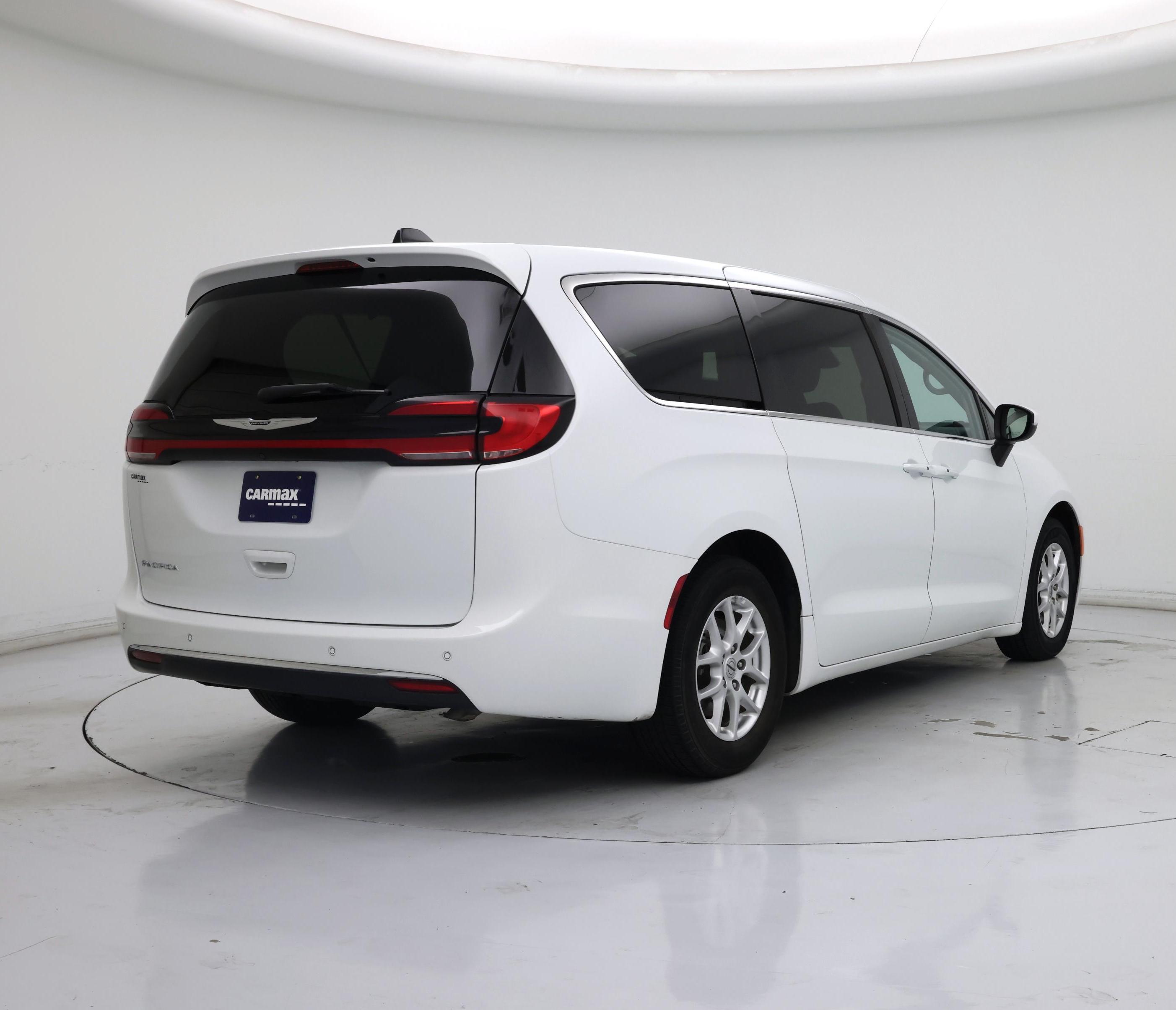 Thumbnail: 2023 Chrysler Pacifica - 8