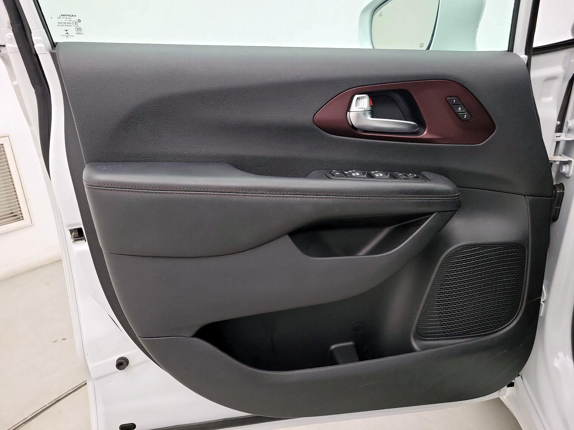 Thumbnail: 2019 Chrysler Pacifica - 12