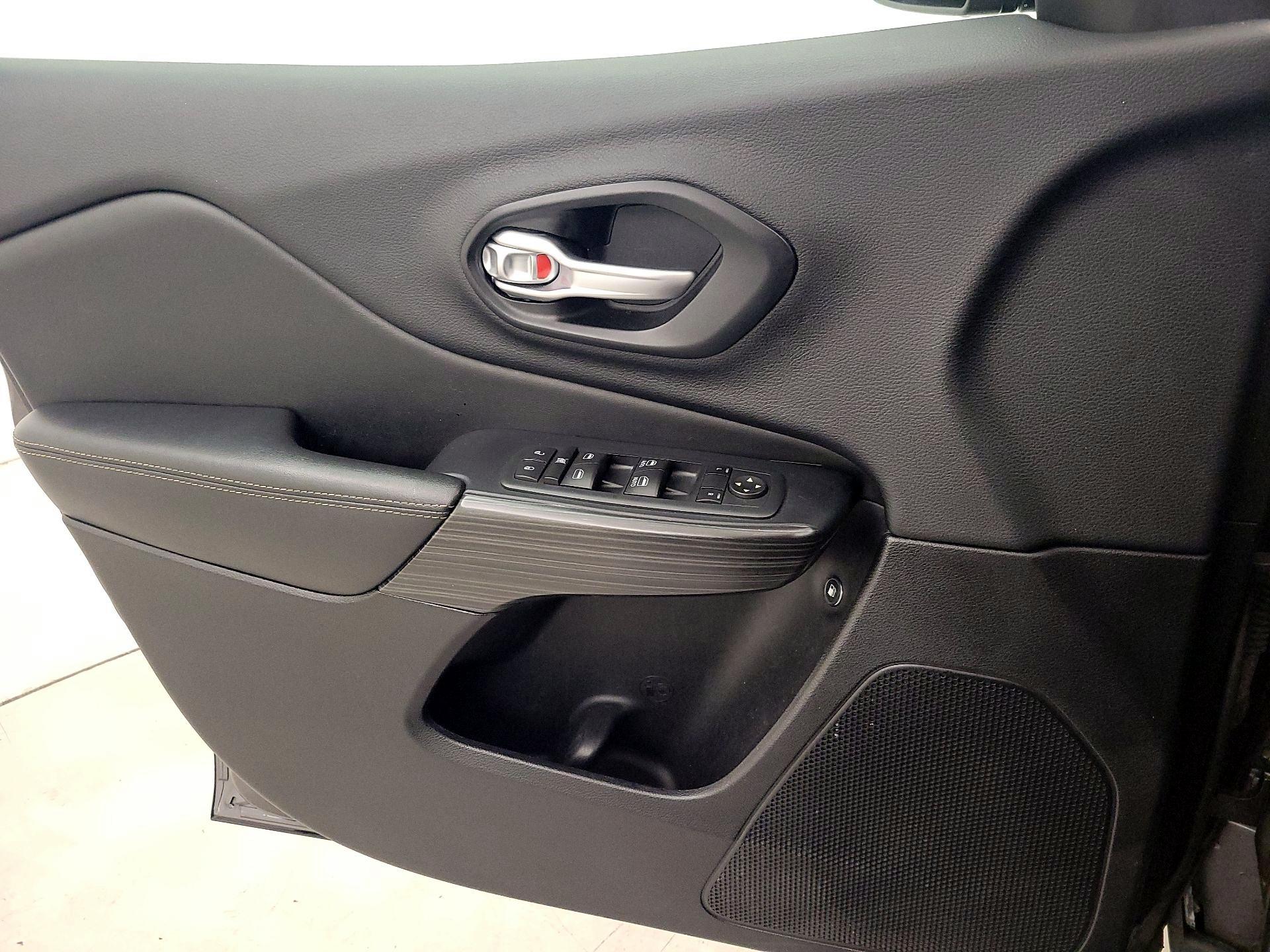 Thumbnail: 2016 Jeep Cherokee - 12