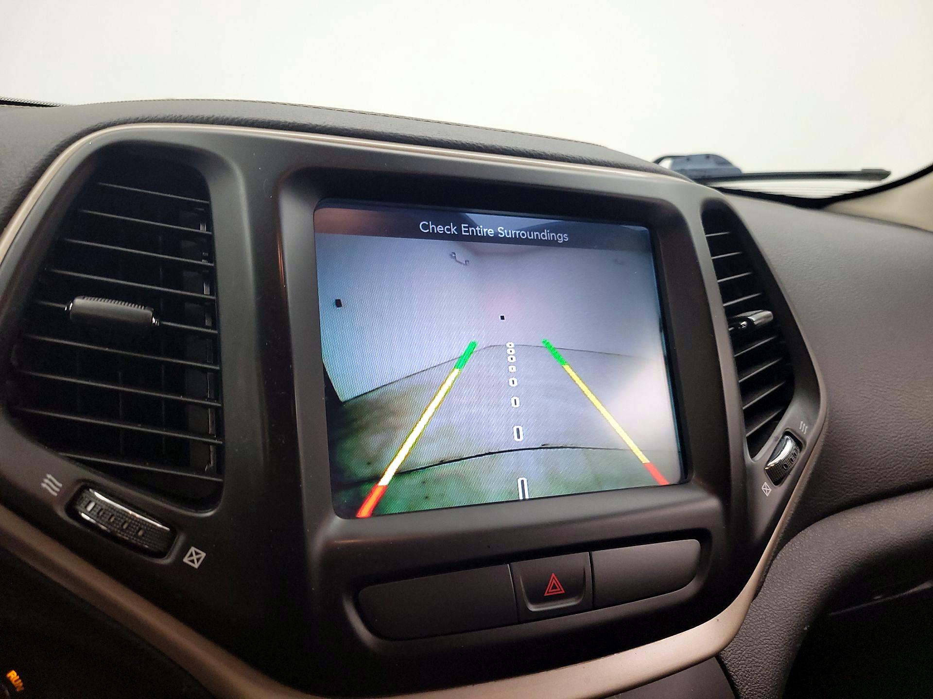 Thumbnail: 2016 Jeep Cherokee - 15