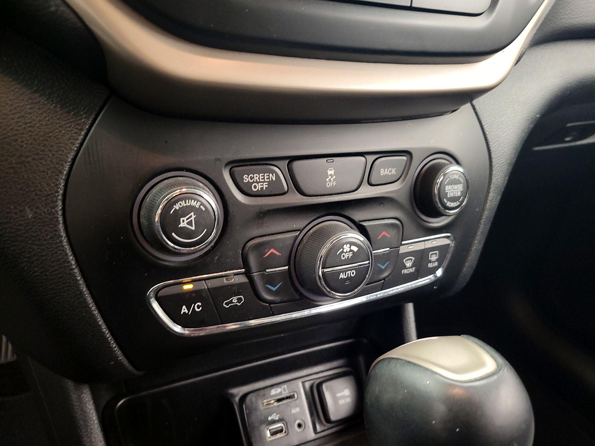 Thumbnail: 2016 Jeep Cherokee - 17