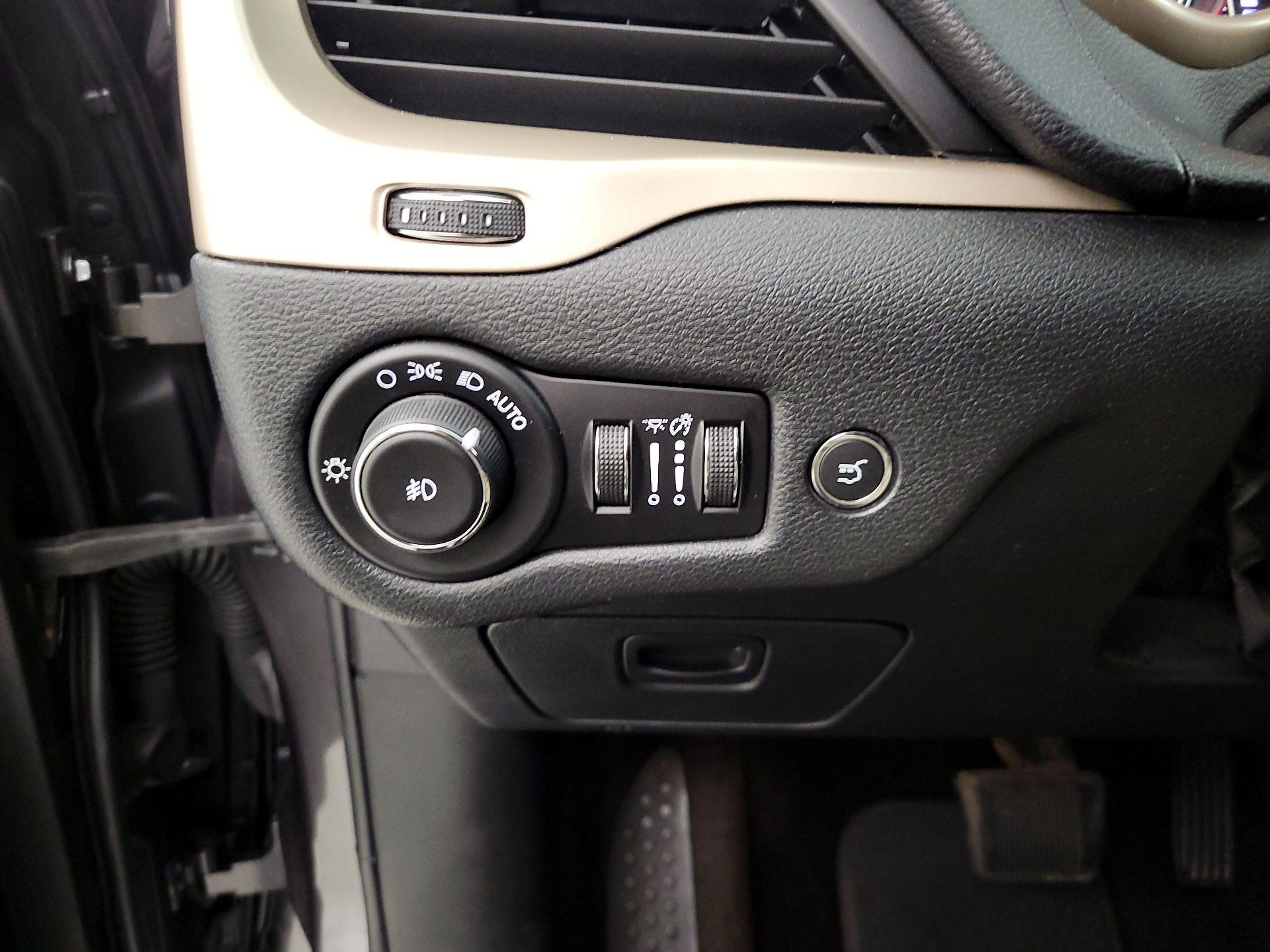 Thumbnail: 2015 Jeep Cherokee - 13