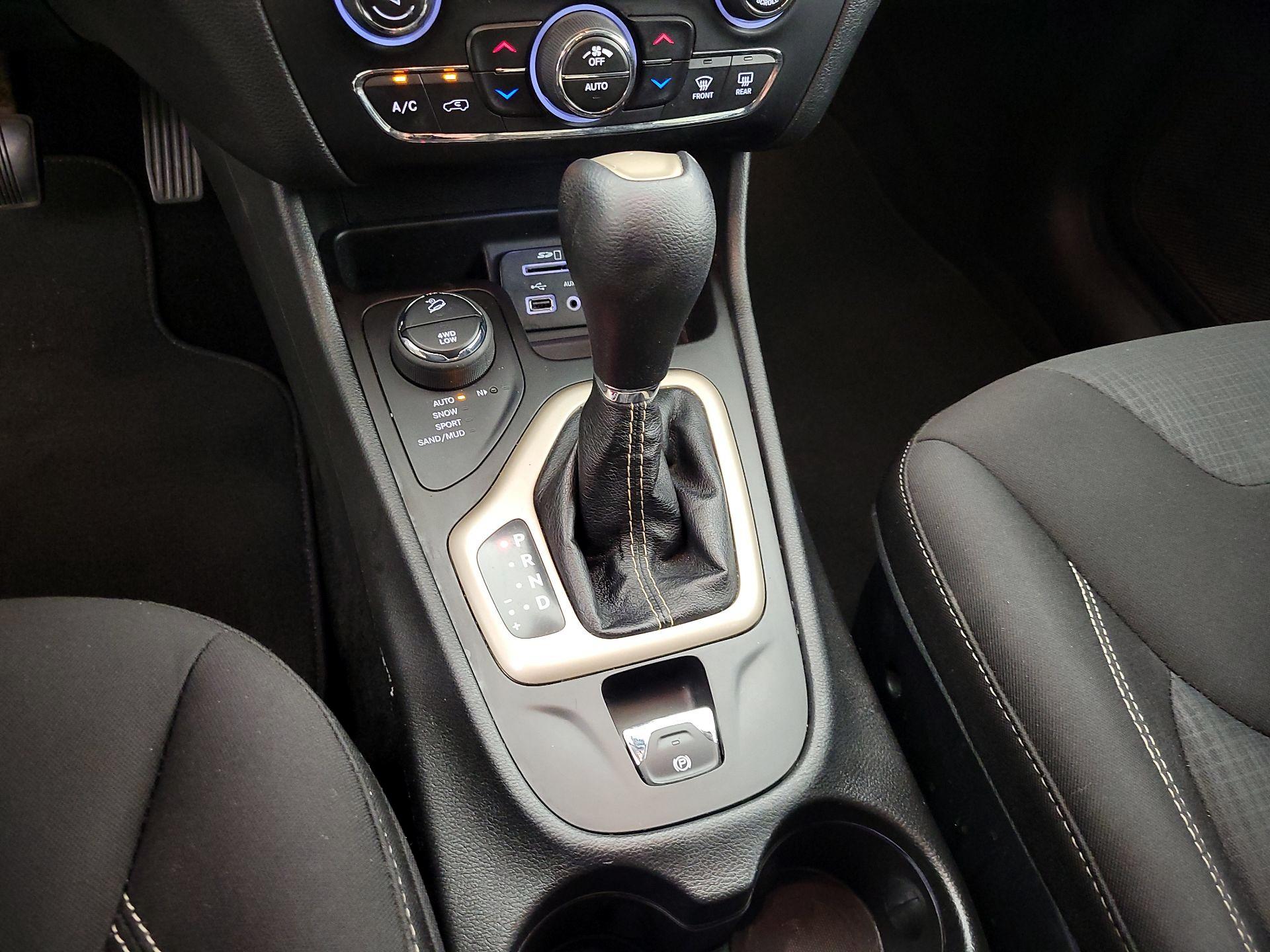Thumbnail: 2015 Jeep Cherokee - 17