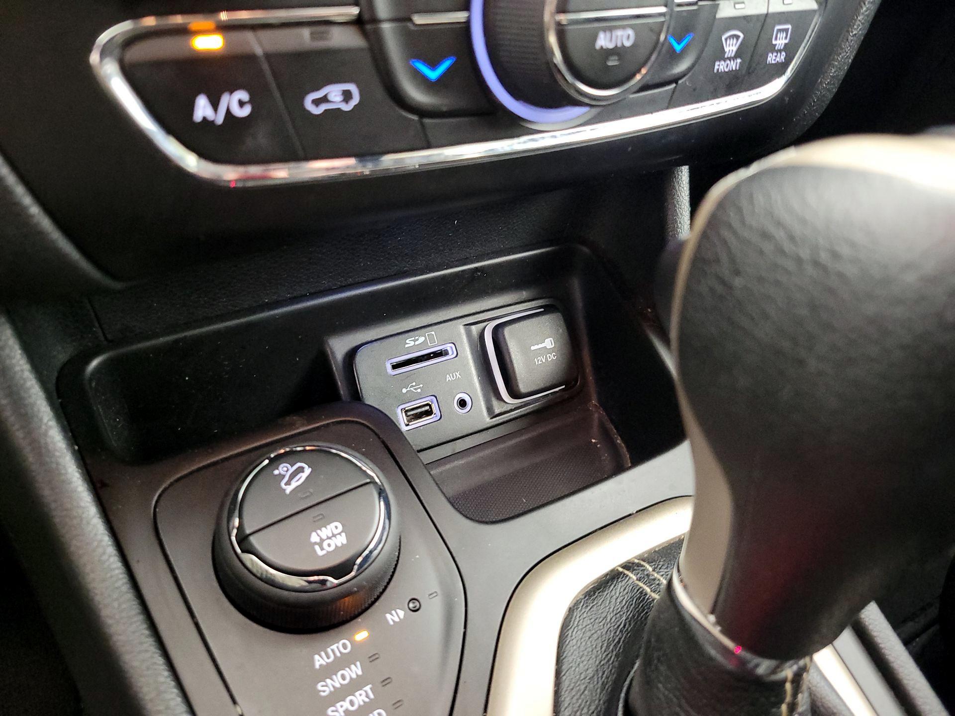 Thumbnail: 2015 Jeep Cherokee - 18