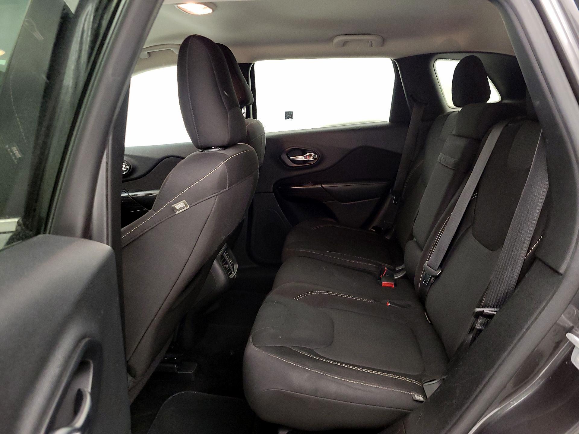 Thumbnail: 2015 Jeep Cherokee - 19