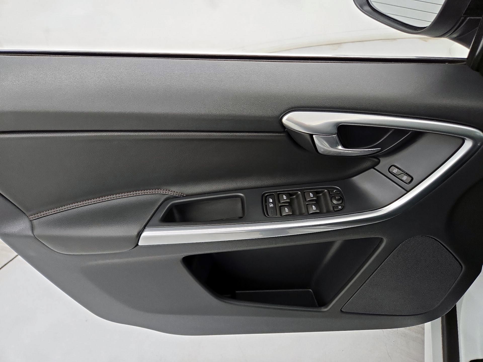 Thumbnail: 2017 Volvo XC60 - 12