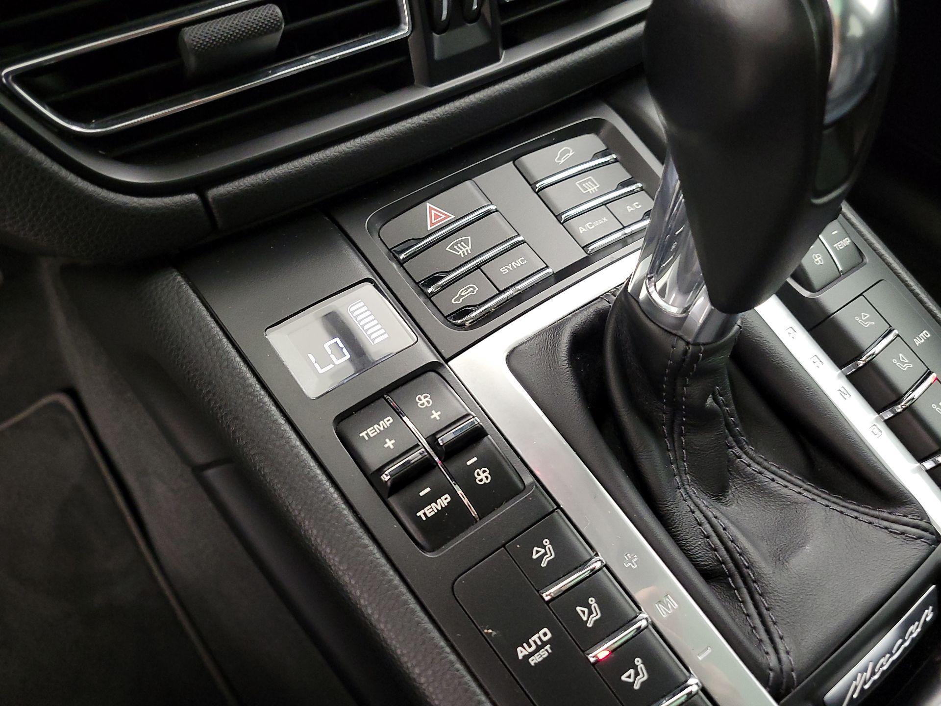 Thumbnail: 2020 Porsche Macan - 16