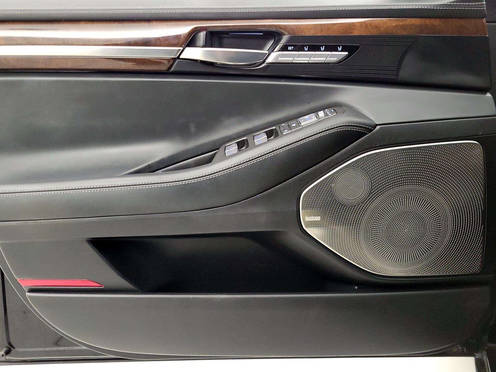 Thumbnail: 2019 Genesis G90 - 12