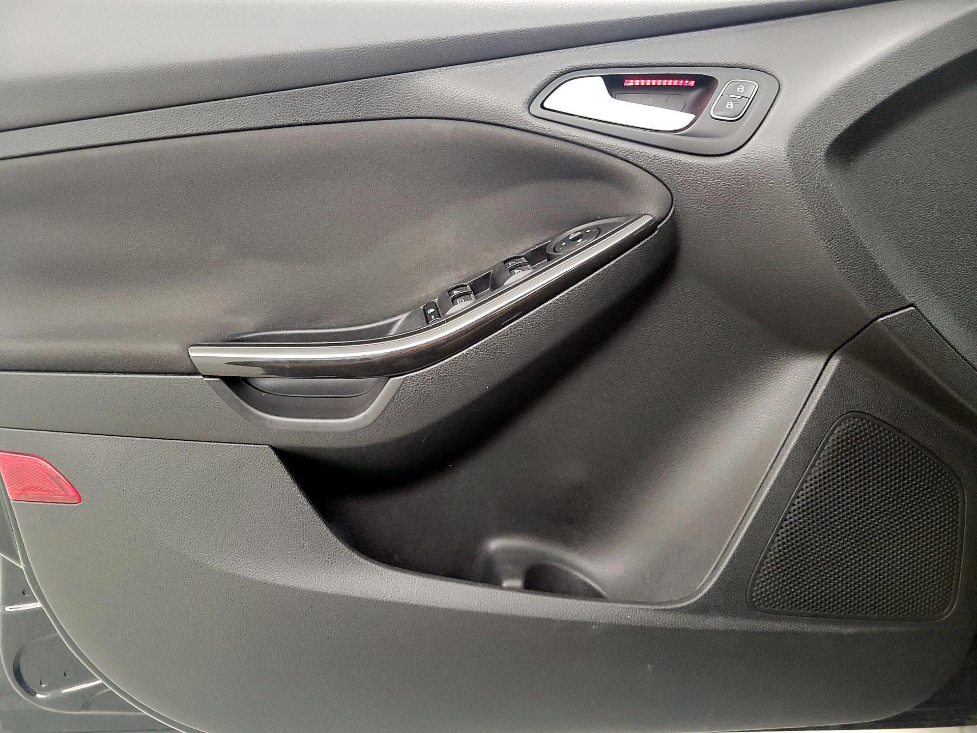 Thumbnail: 2016 Ford Focus - 12