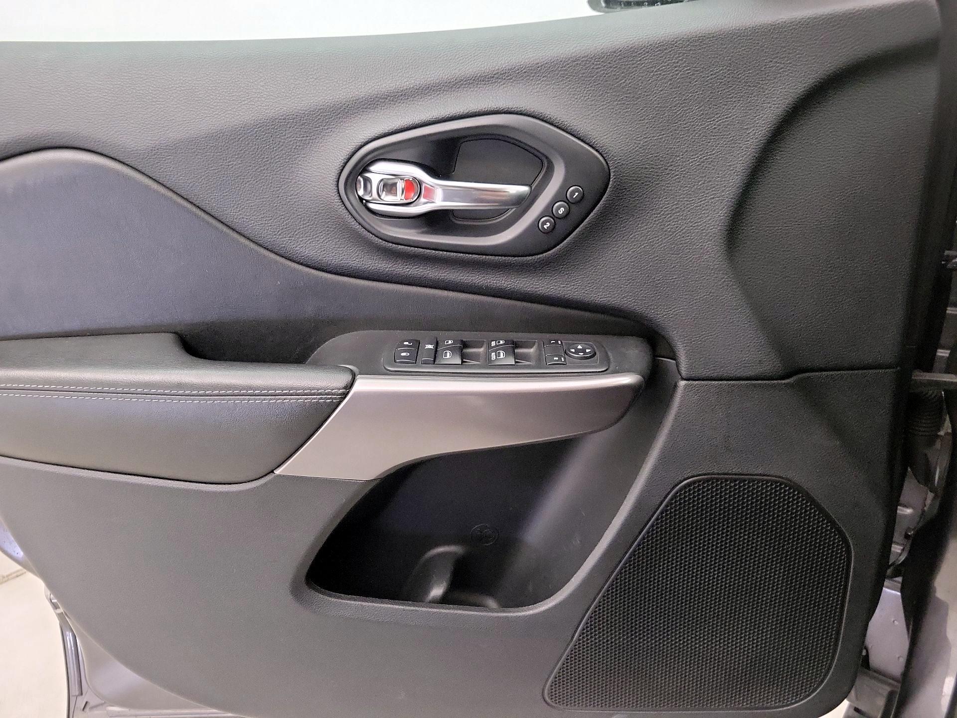 Thumbnail: 2019 Jeep Cherokee - 12