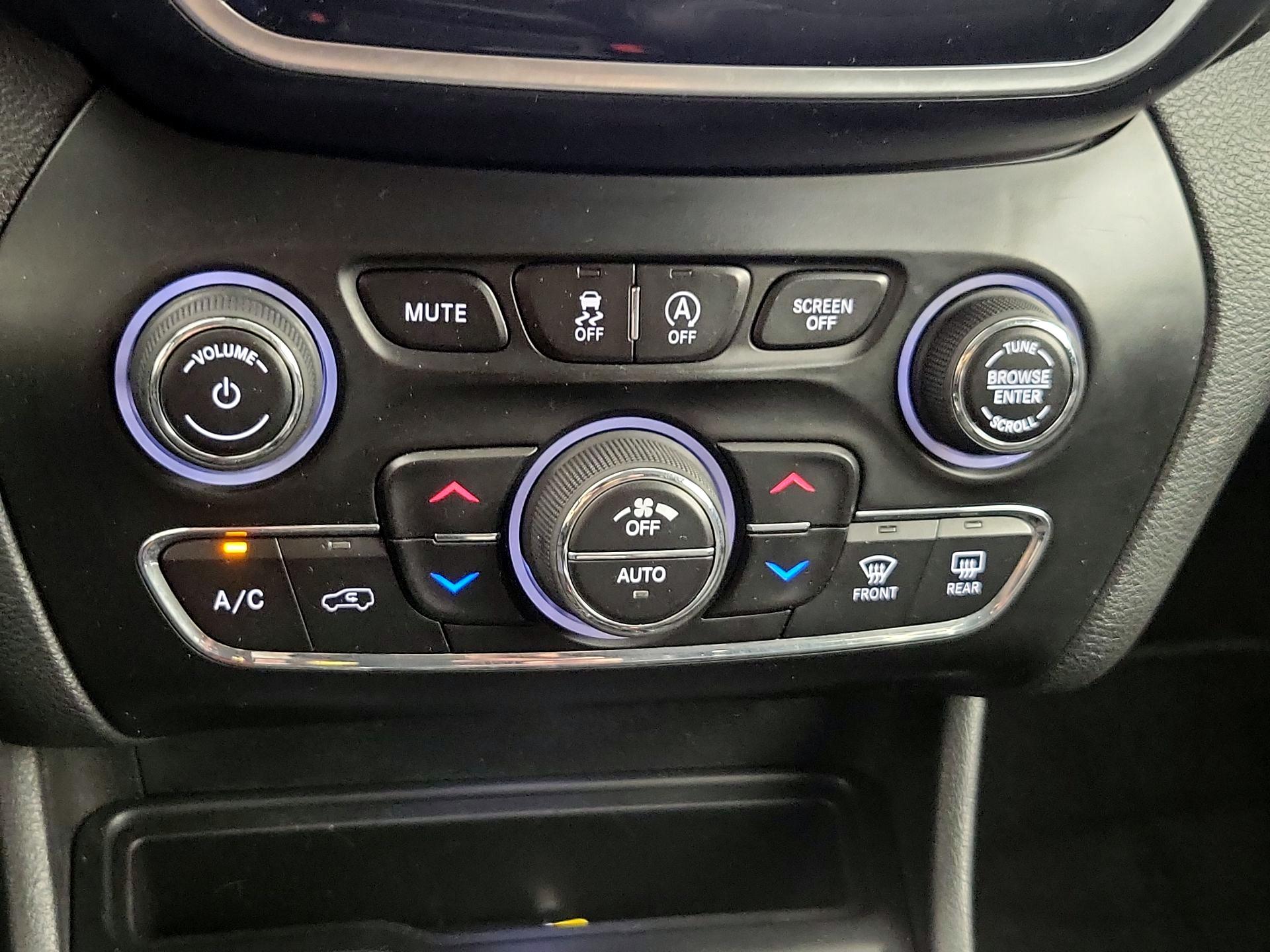 Thumbnail: 2019 Jeep Cherokee - 16