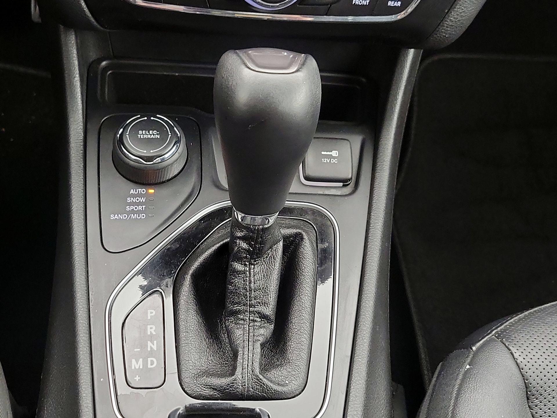 Thumbnail: 2019 Jeep Cherokee - 17