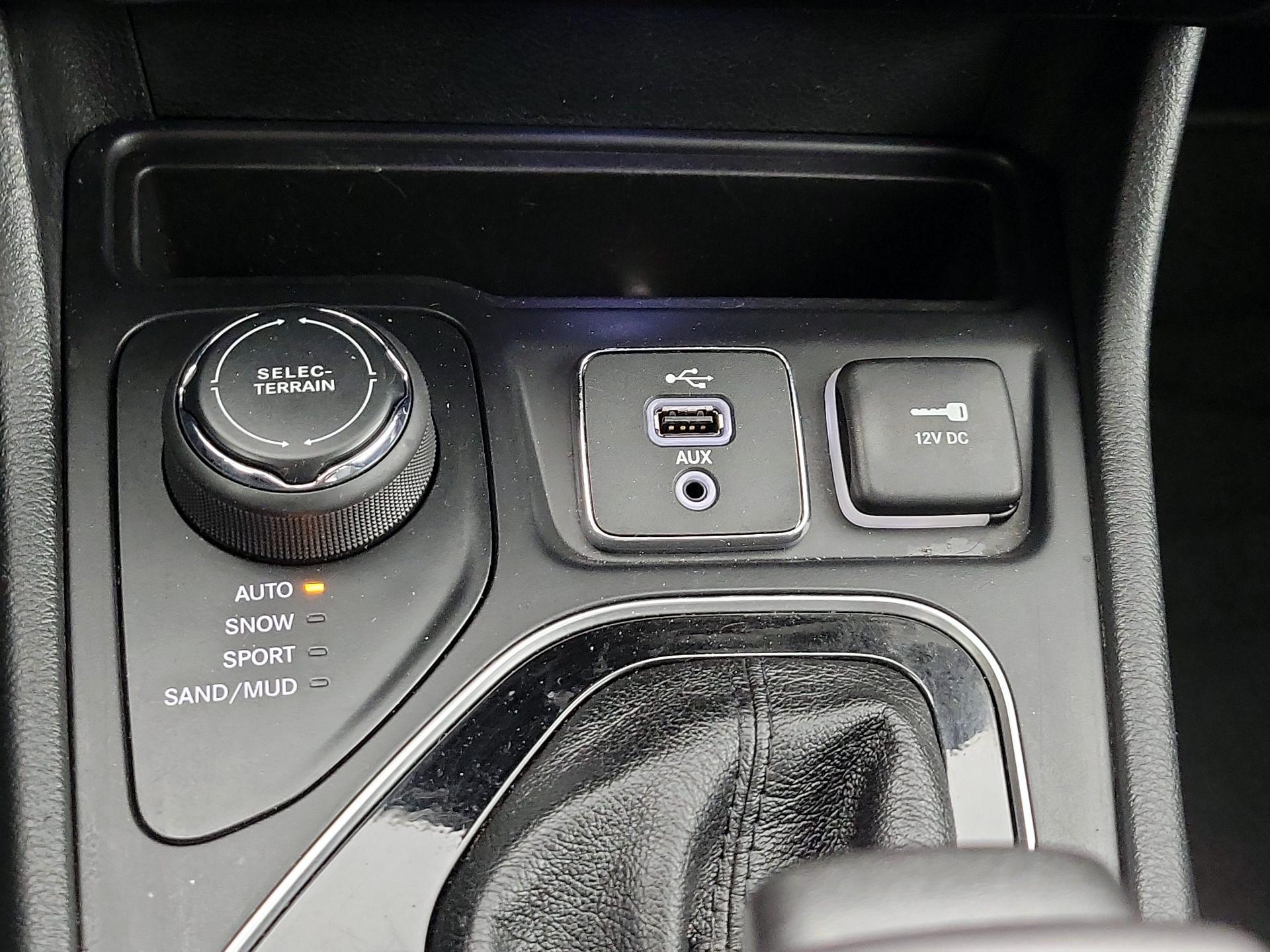 Thumbnail: 2019 Jeep Cherokee - 18