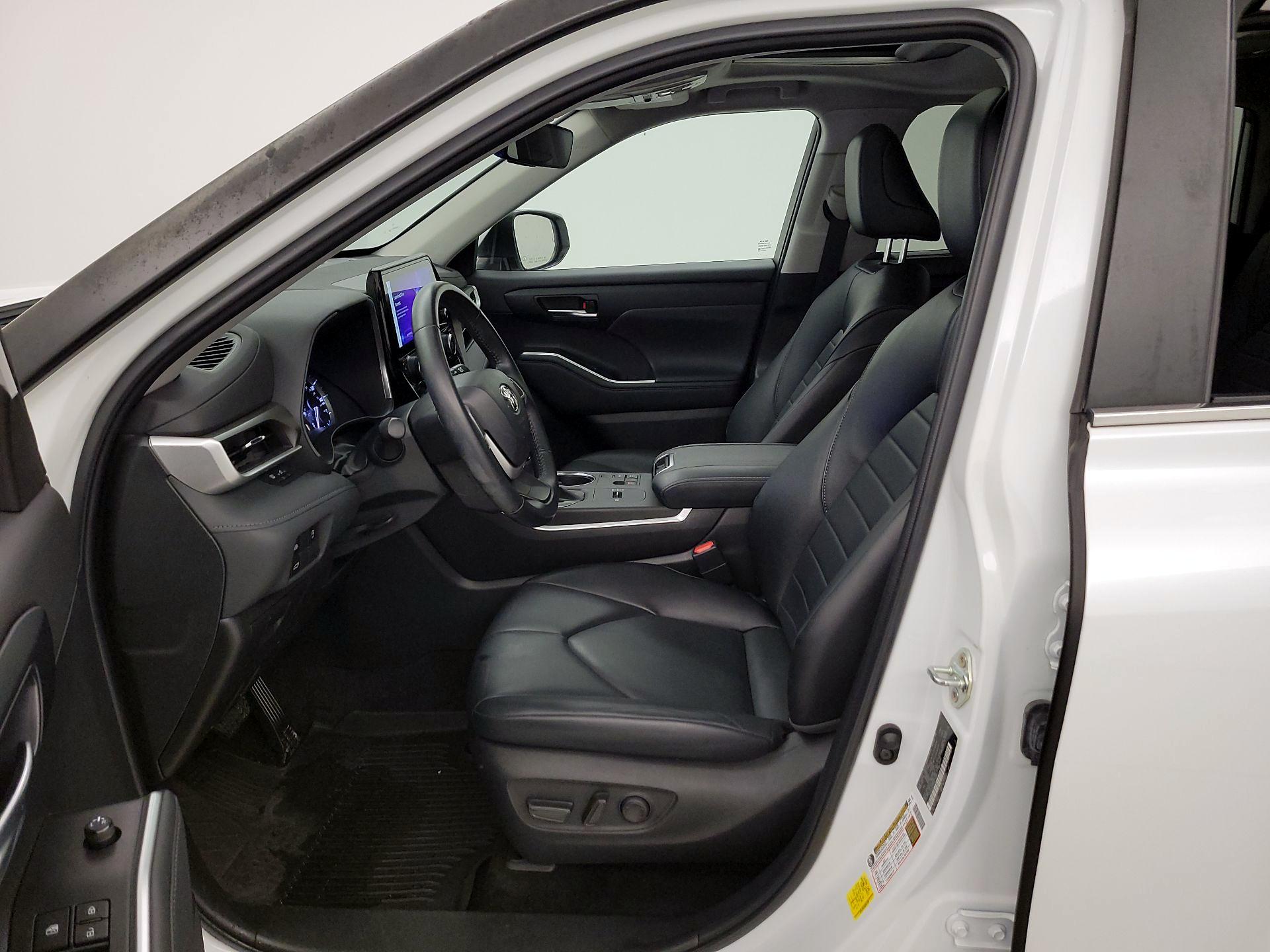 Thumbnail: 2023 Toyota Highlander - 11