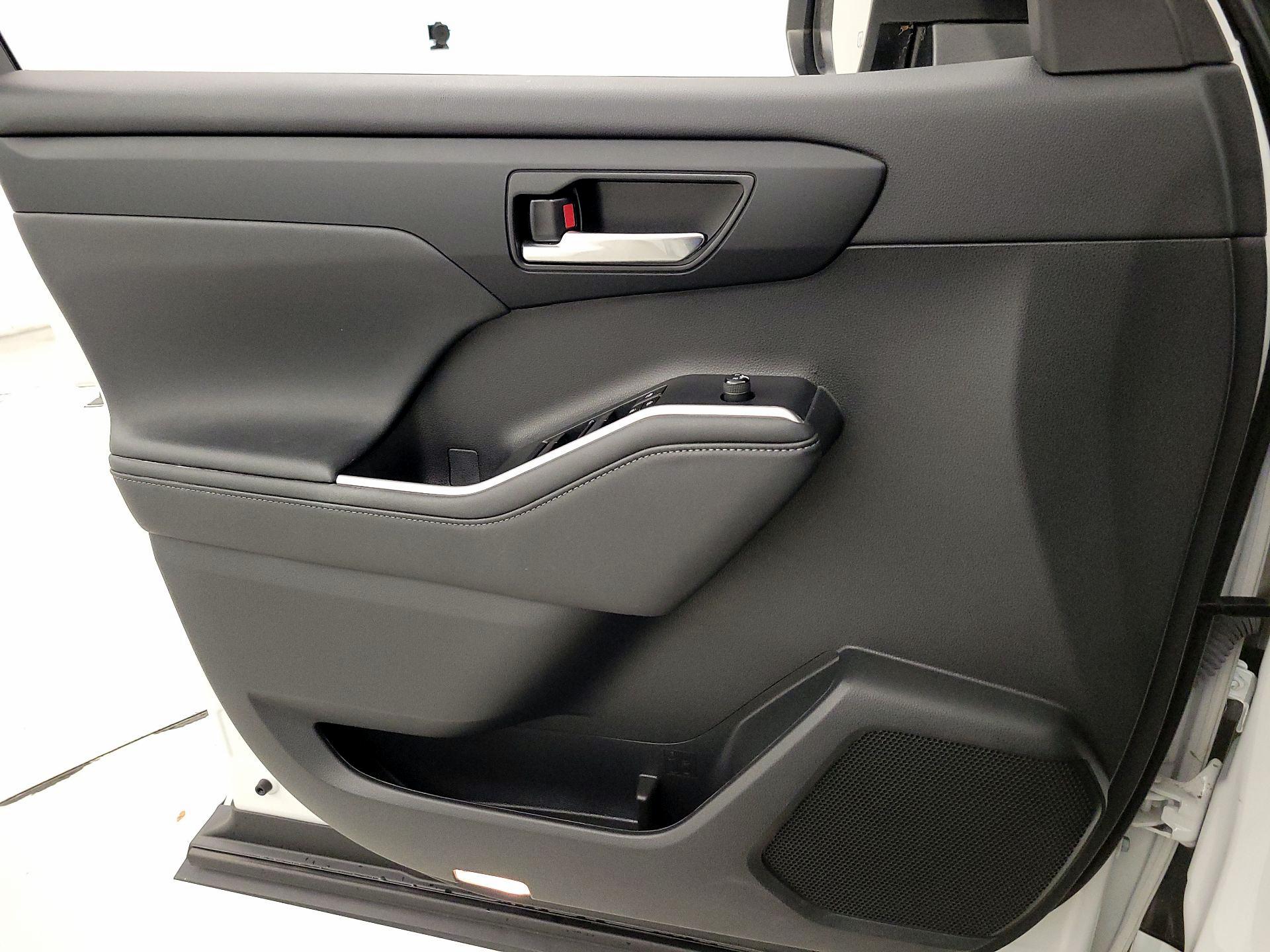 Thumbnail: 2023 Toyota Highlander - 12