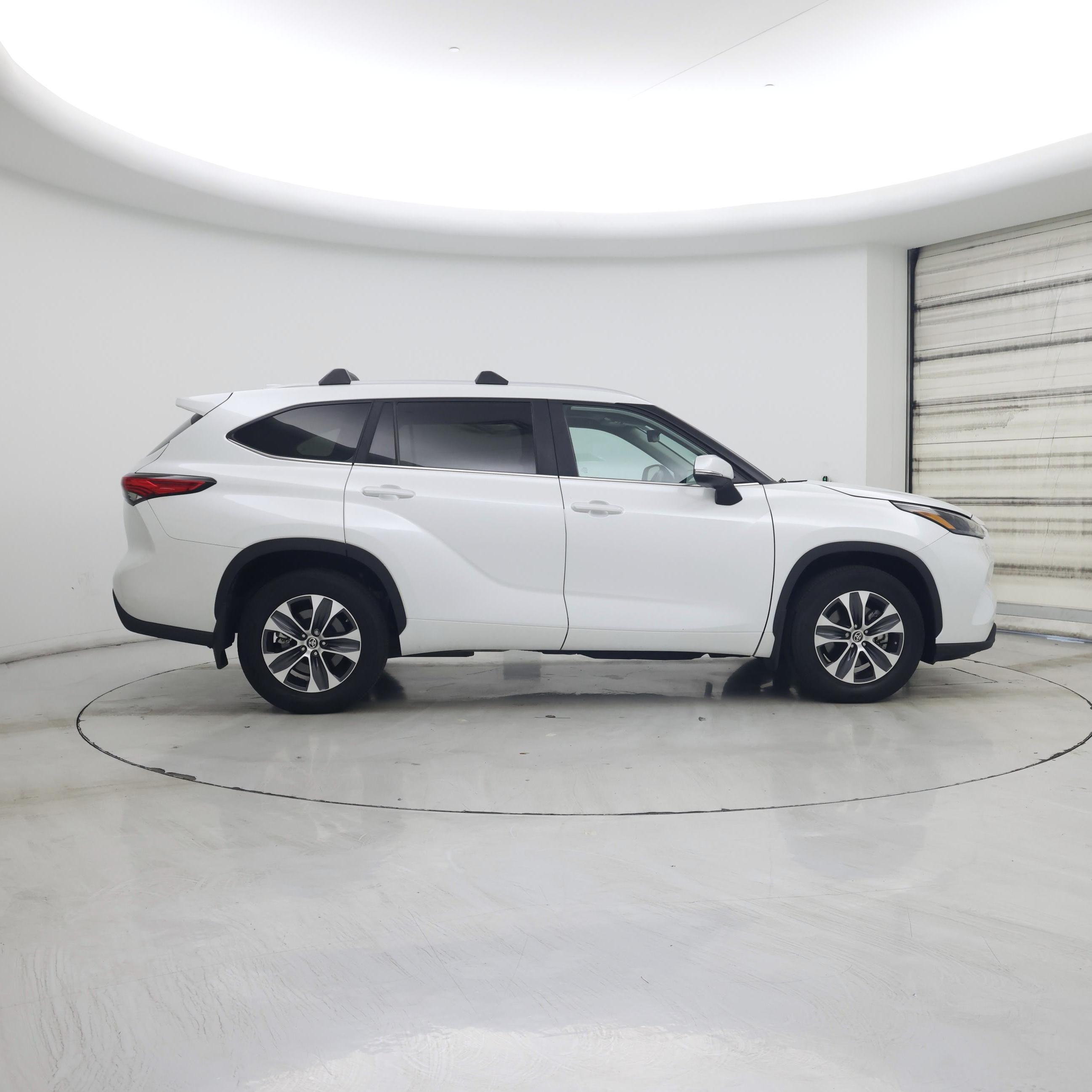 Thumbnail: 2023 Toyota Highlander - 7