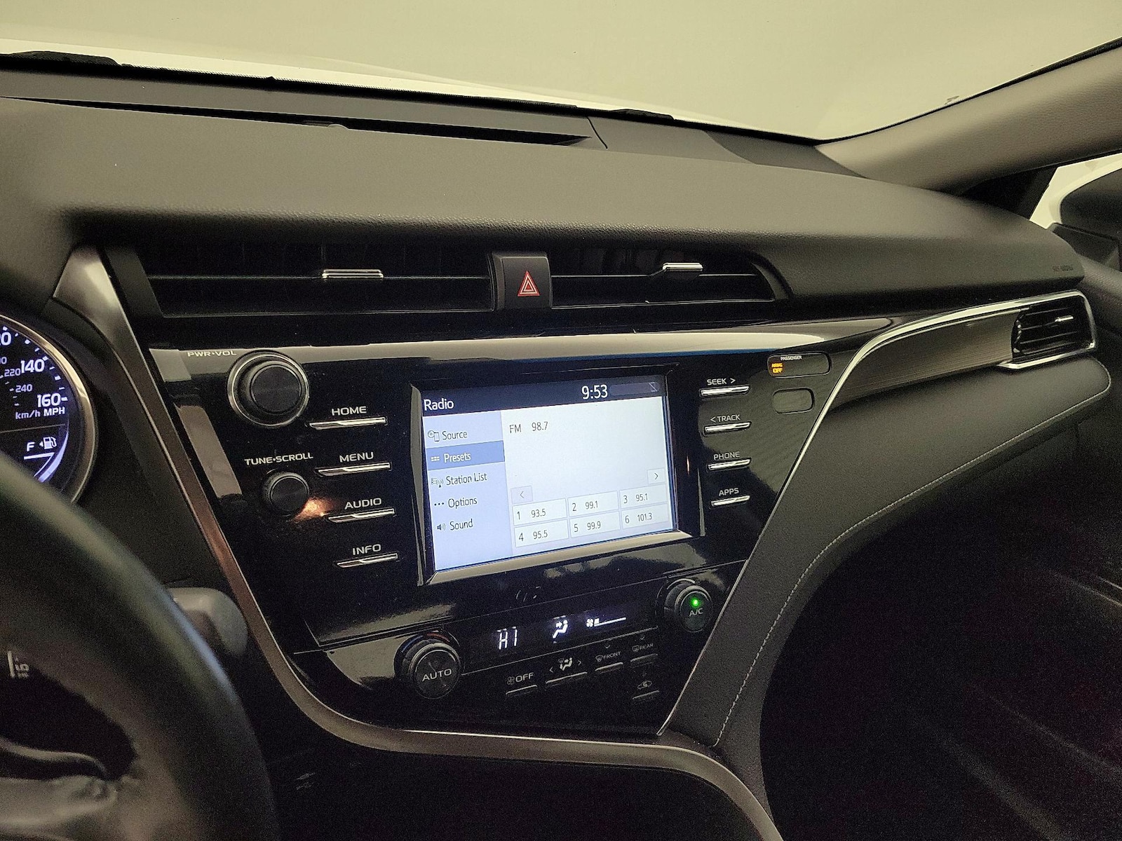 2018 Toyota Camry SE - Photo 16
