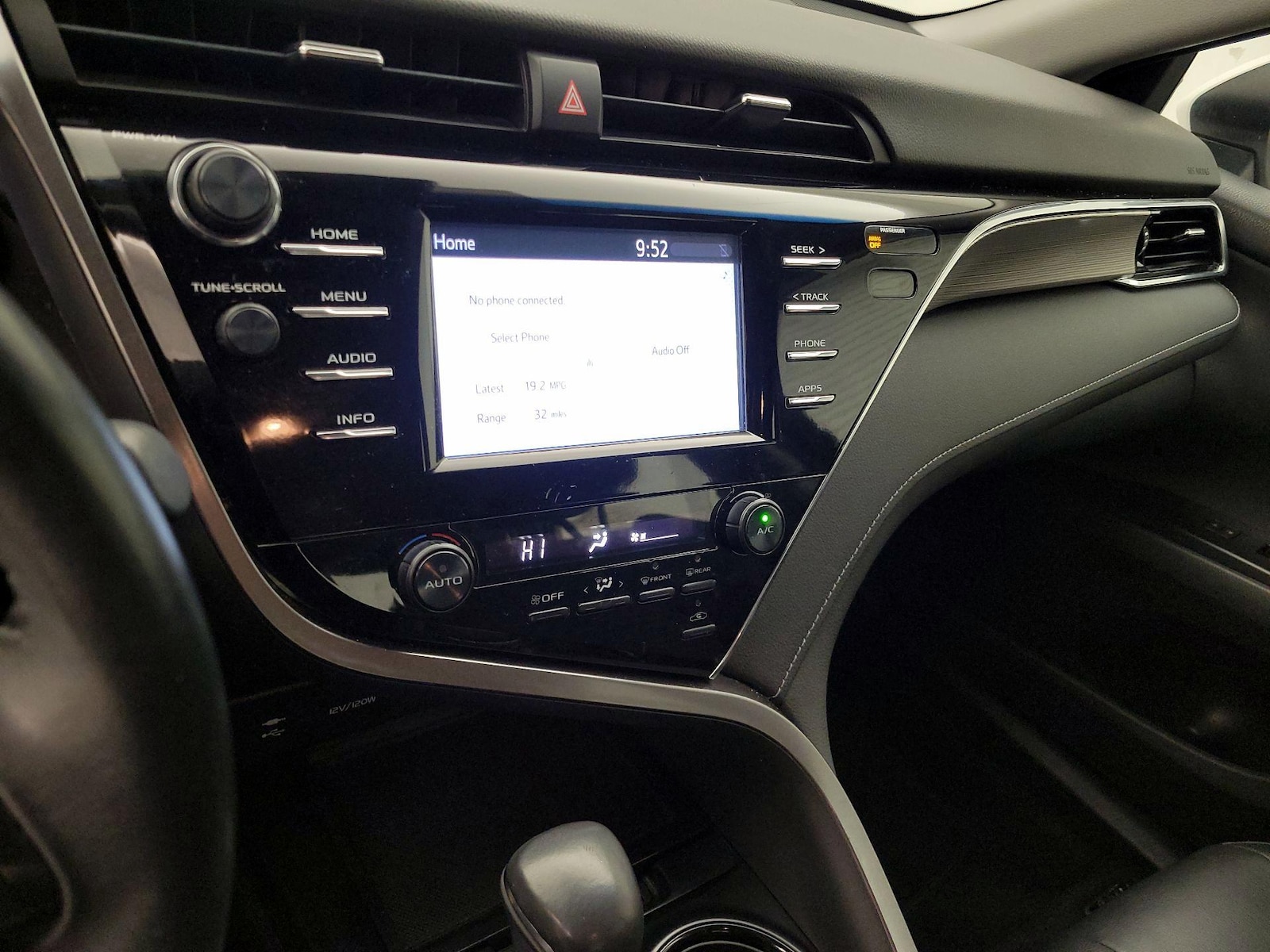 2018 Toyota Camry SE - Photo 17