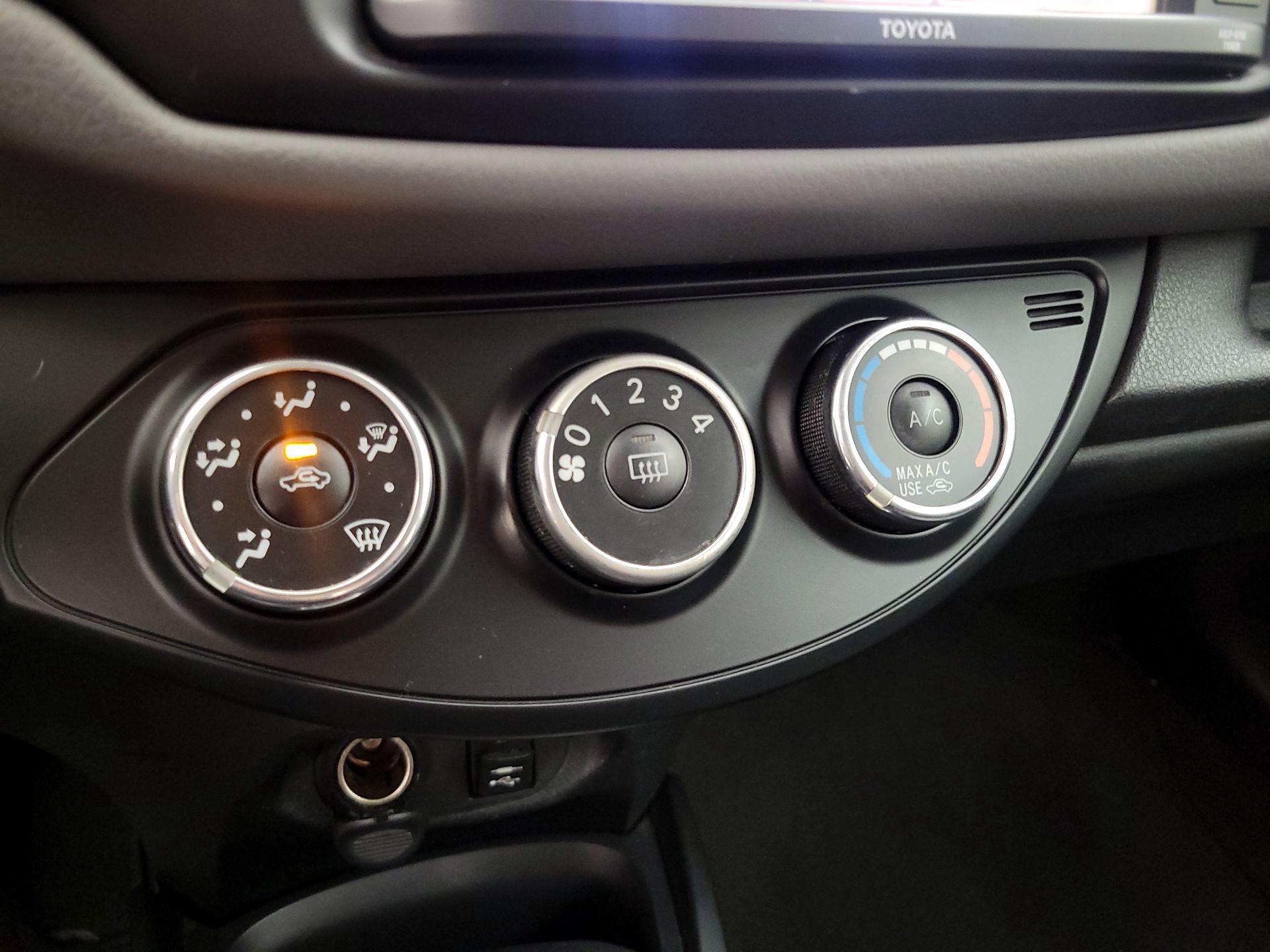 Thumbnail: 2015 Toyota Yaris - 15