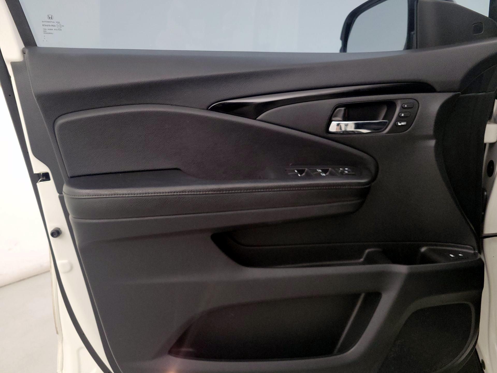 Thumbnail: 2019 Honda Pilot - 12