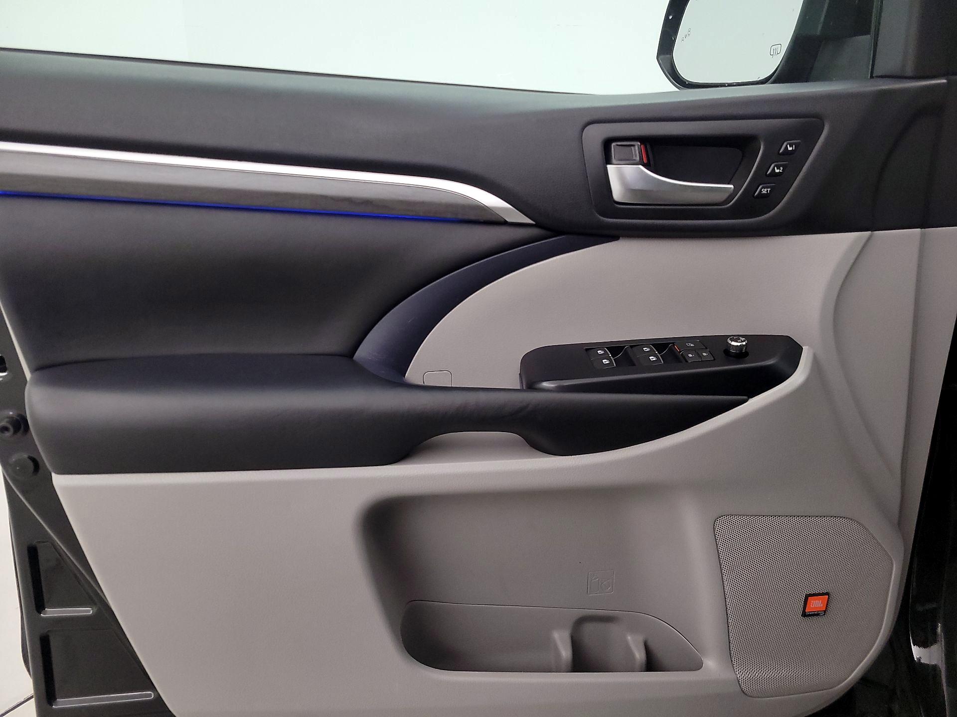 Thumbnail: 2019 Toyota Highlander - 12