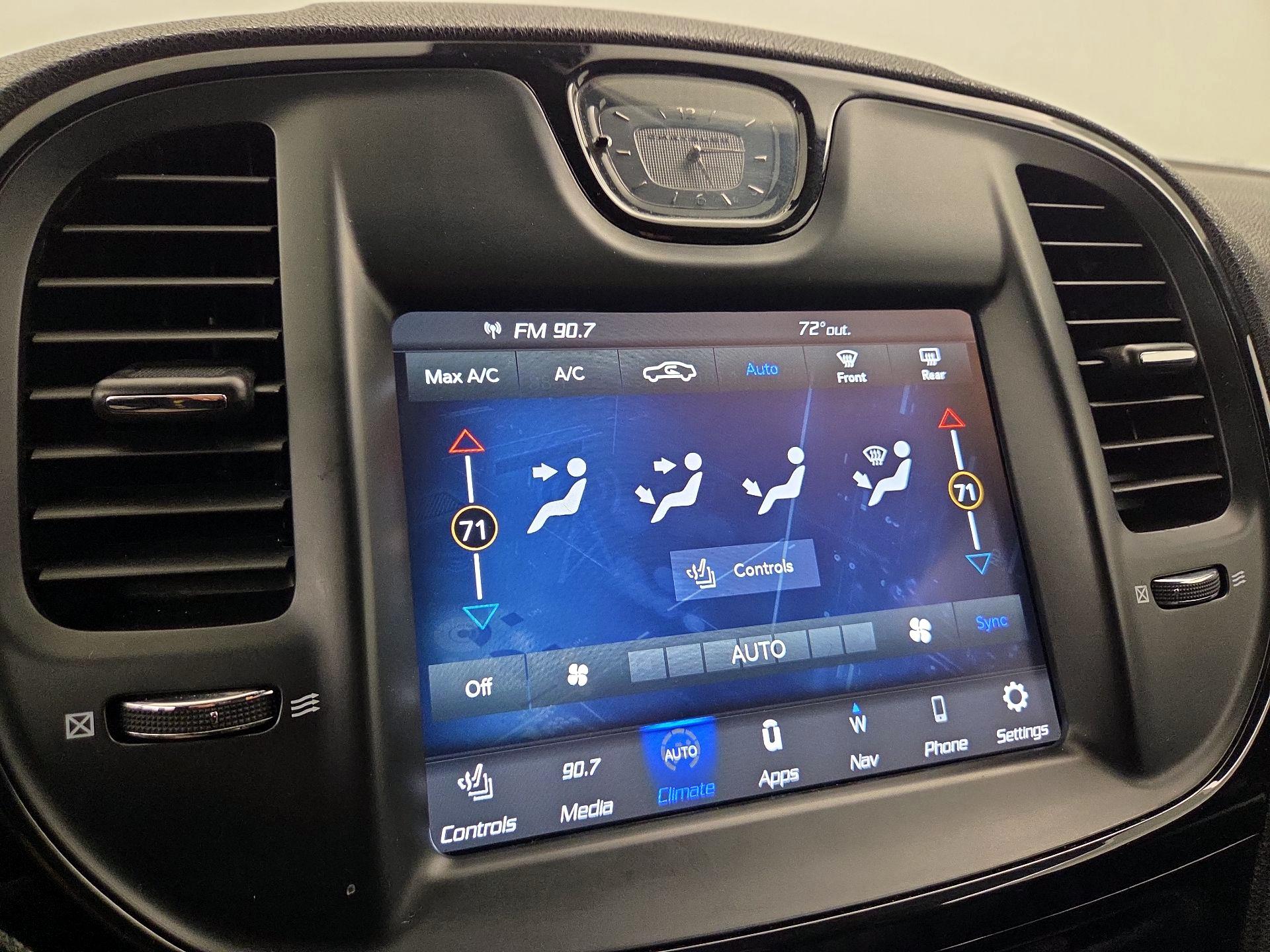 Thumbnail: 2021 Chrysler 300 - 17