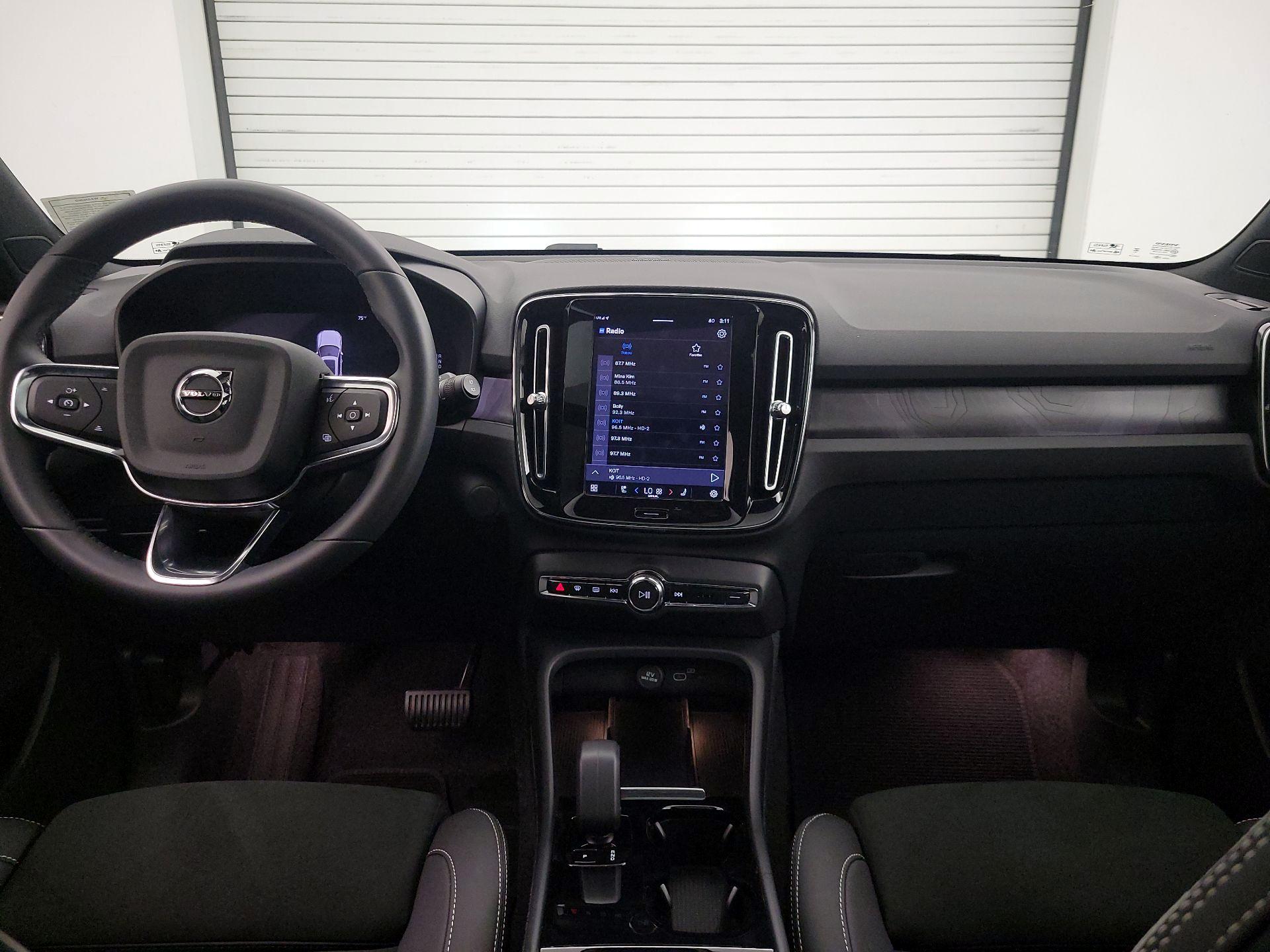 Thumbnail: 2023 Volvo XC40 - 9