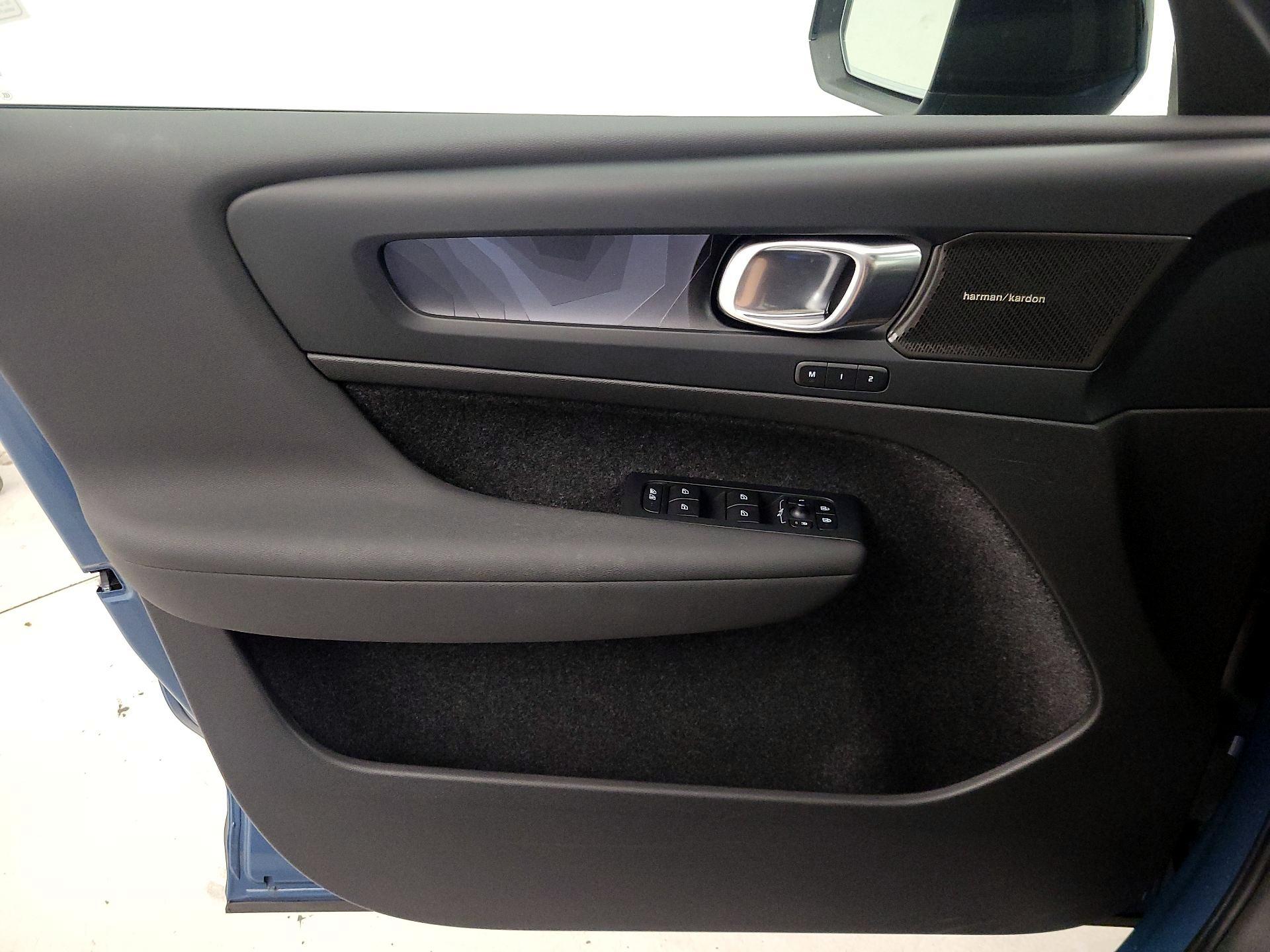 Thumbnail: 2023 Volvo XC40 - 12