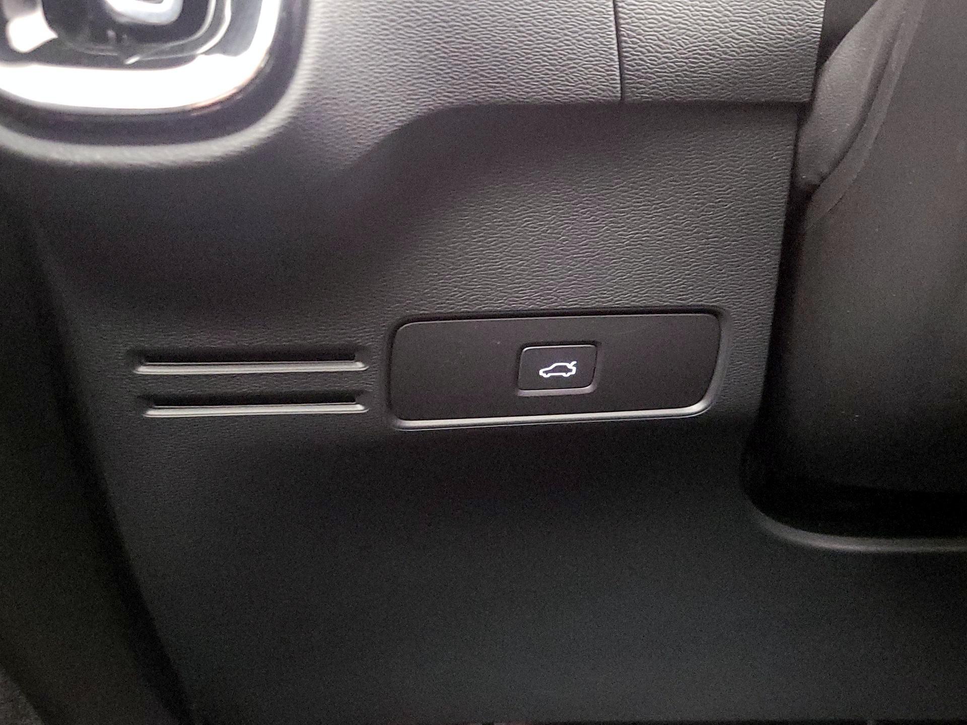 Thumbnail: 2023 Volvo XC40 - 13