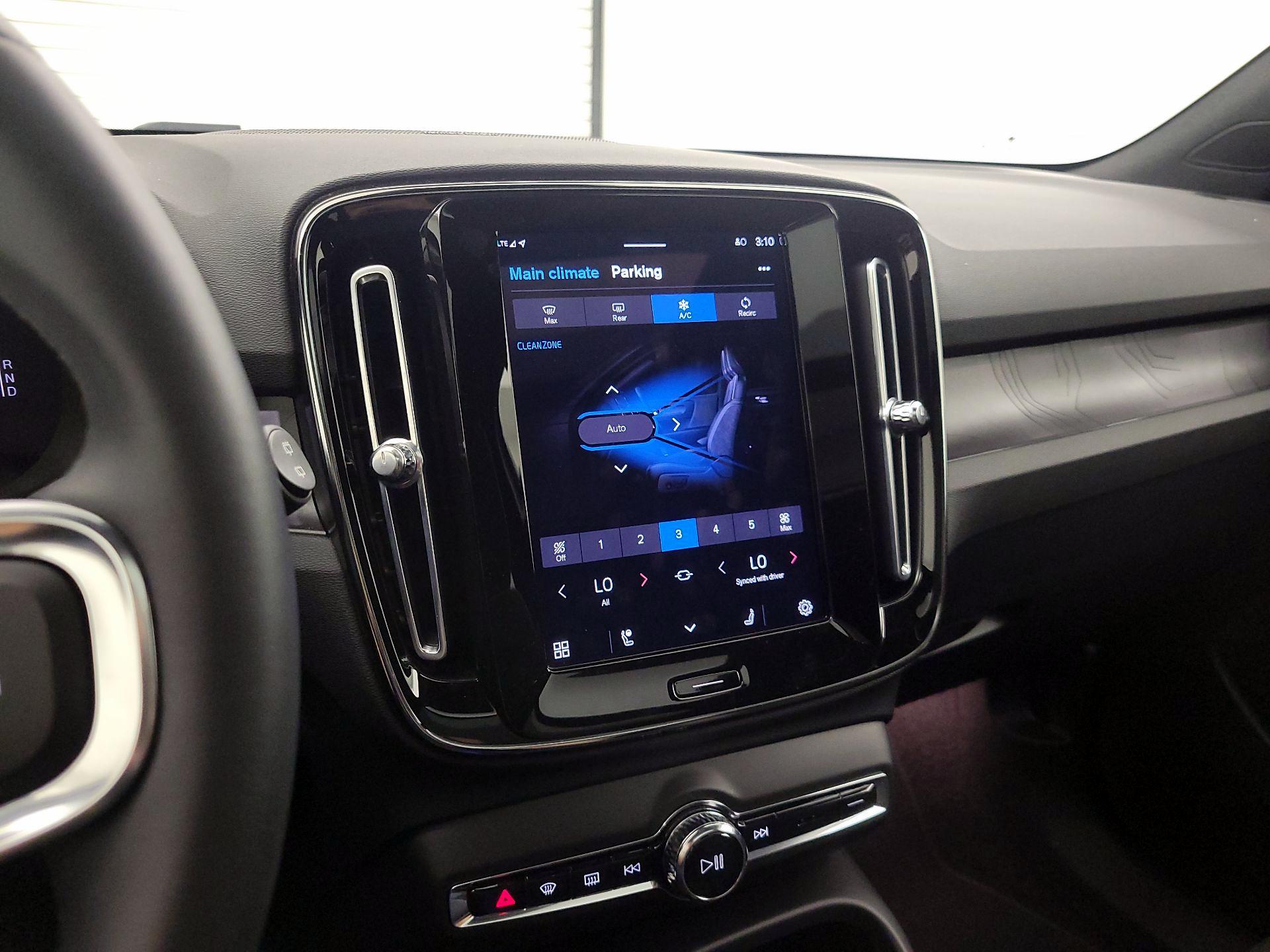 Thumbnail: 2023 Volvo XC40 - 17