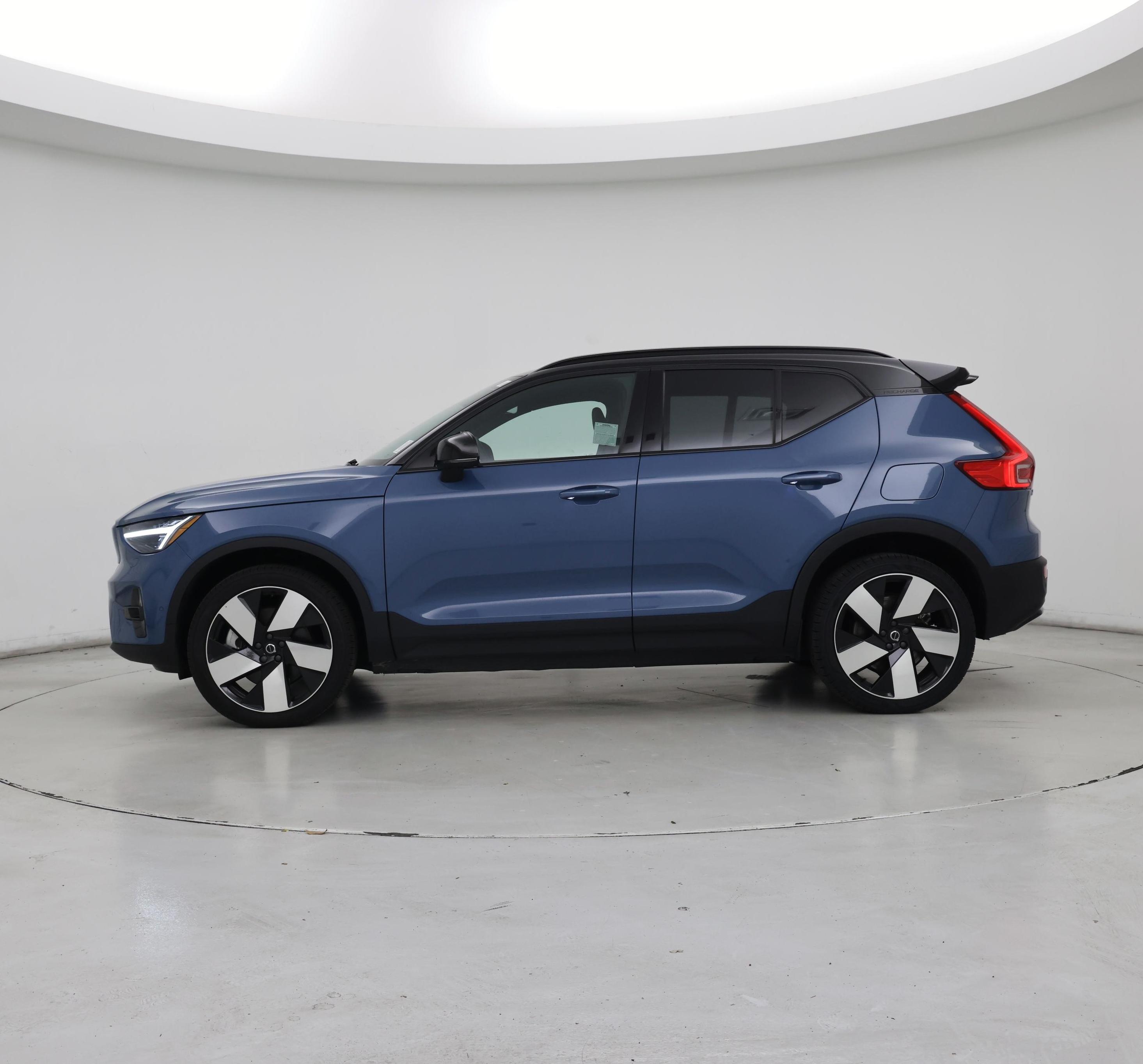 Thumbnail: 2023 Volvo XC40 - 3