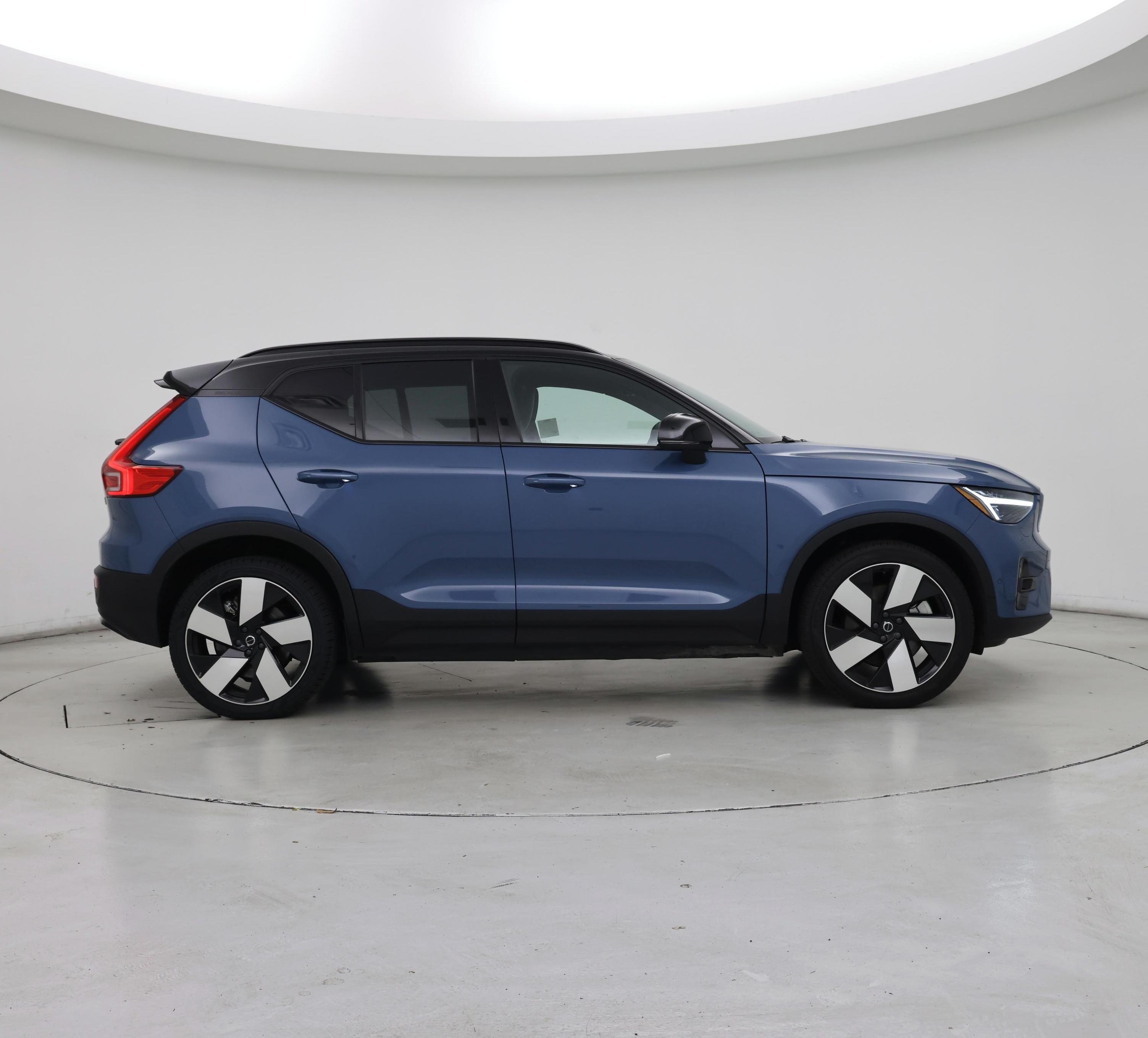 Thumbnail: 2023 Volvo XC40 - 7