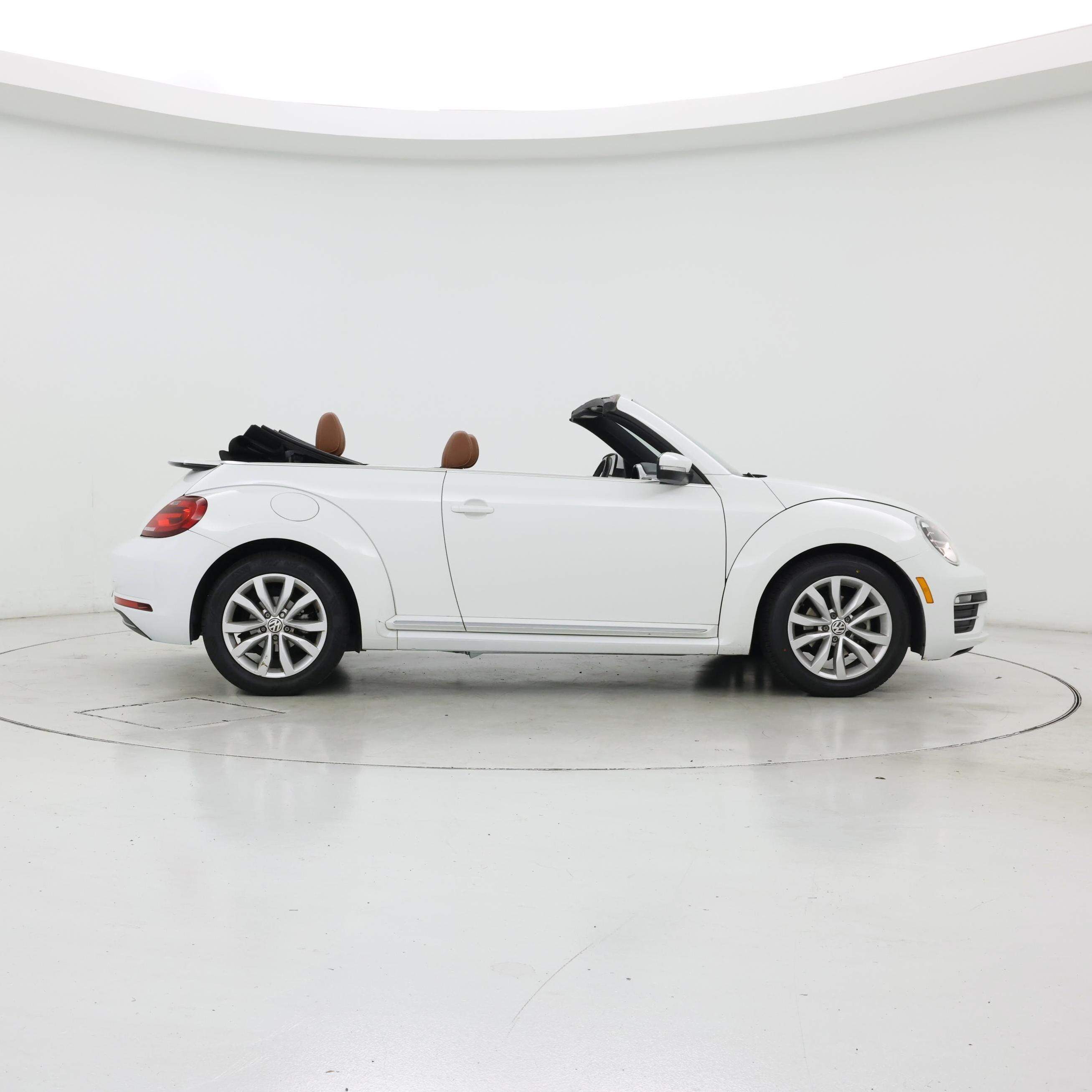 Thumbnail: 2017 Volkswagen Beetle - 7