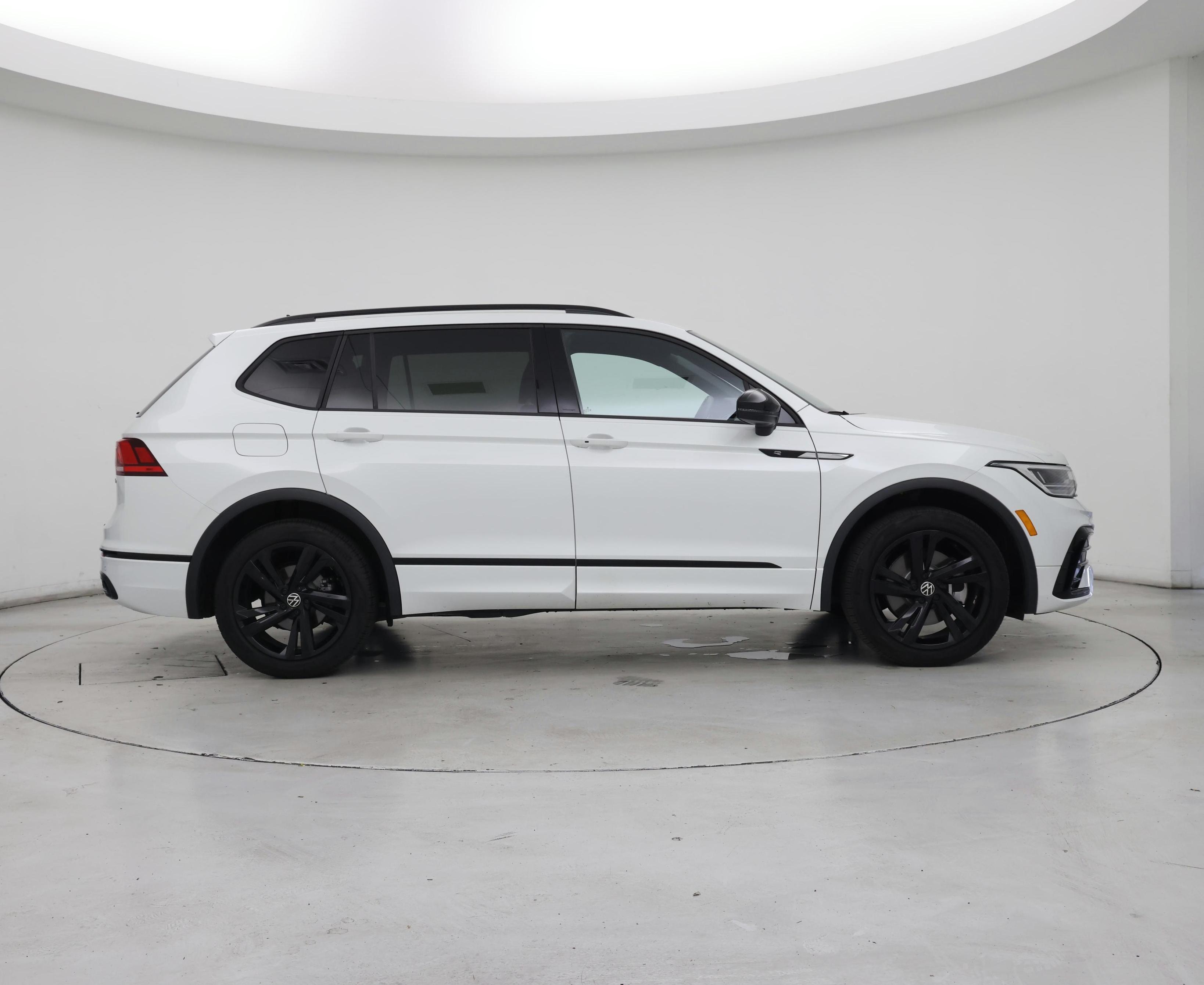 Thumbnail: 2023 Volkswagen Tiguan - 7