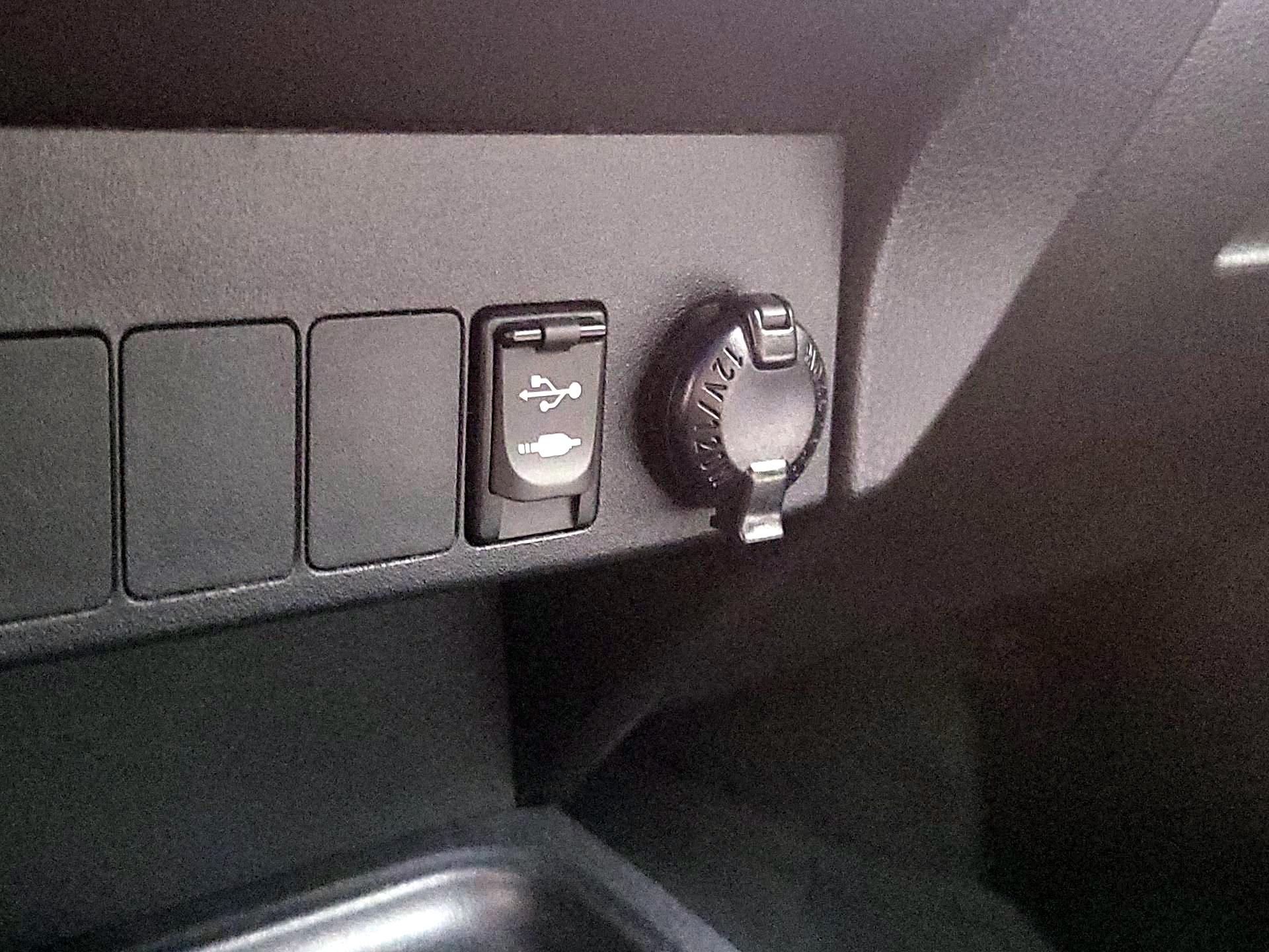 Thumbnail: 2017 Toyota RAV4 - 18