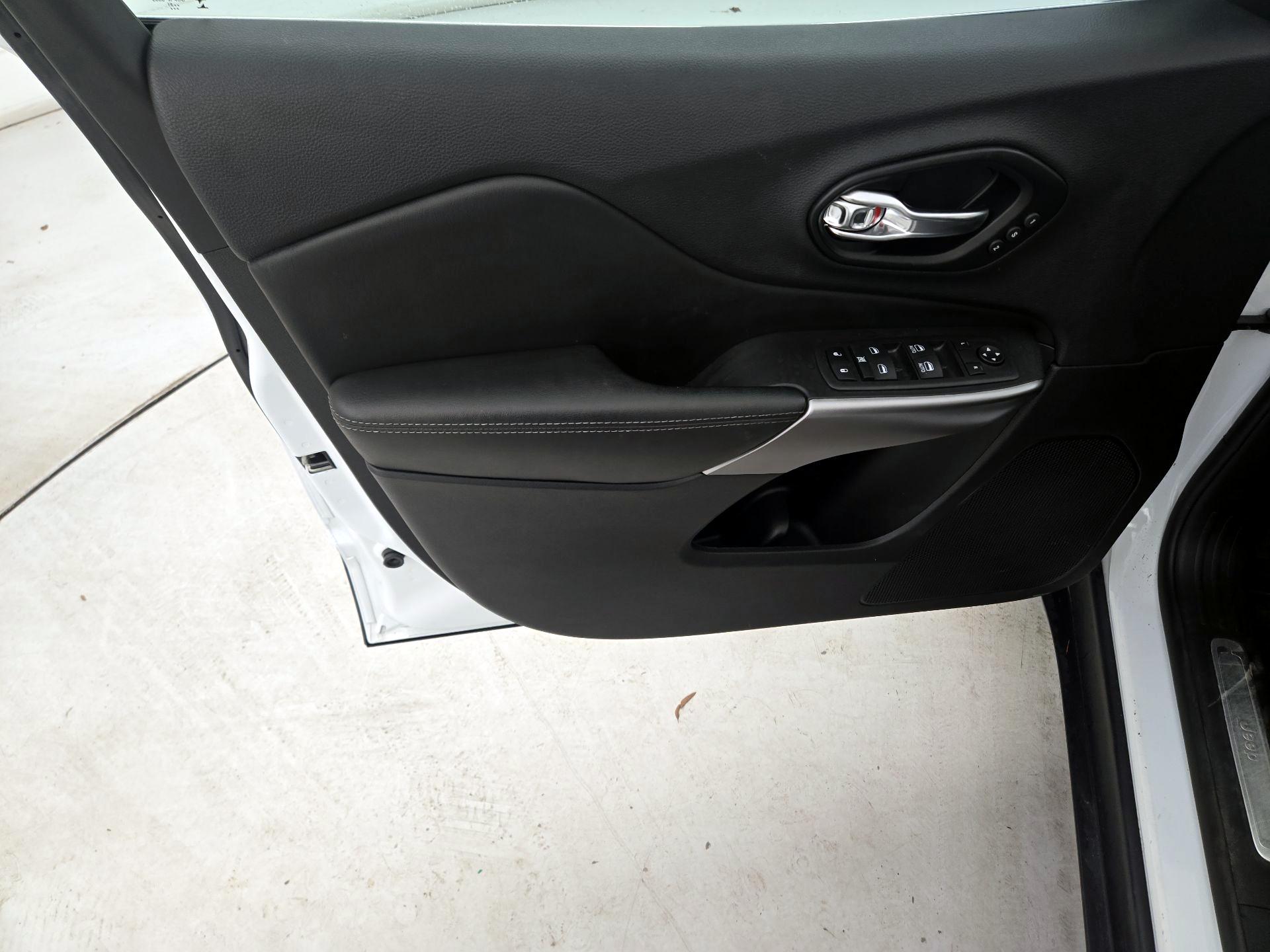 Thumbnail: 2021 Jeep Cherokee - 12