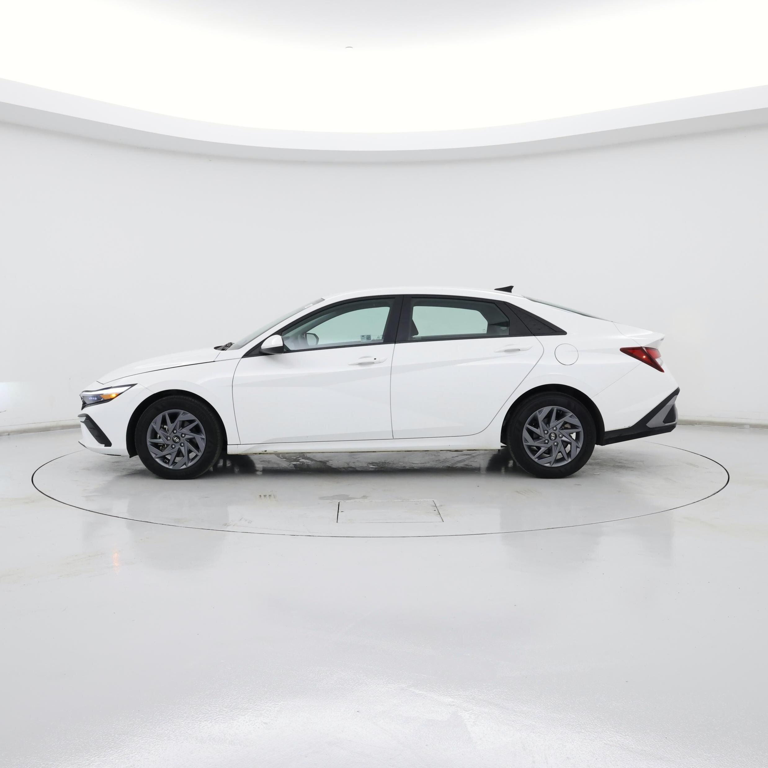 Thumbnail: 2024 Hyundai Elantra - 3