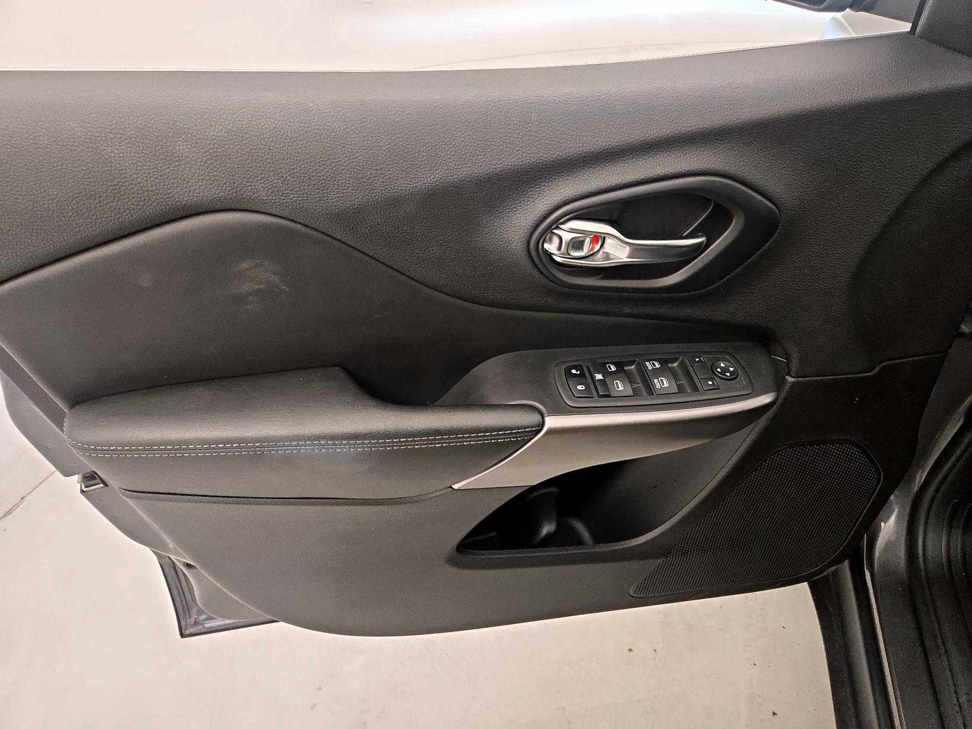 Thumbnail: 2022 Jeep Cherokee - 12