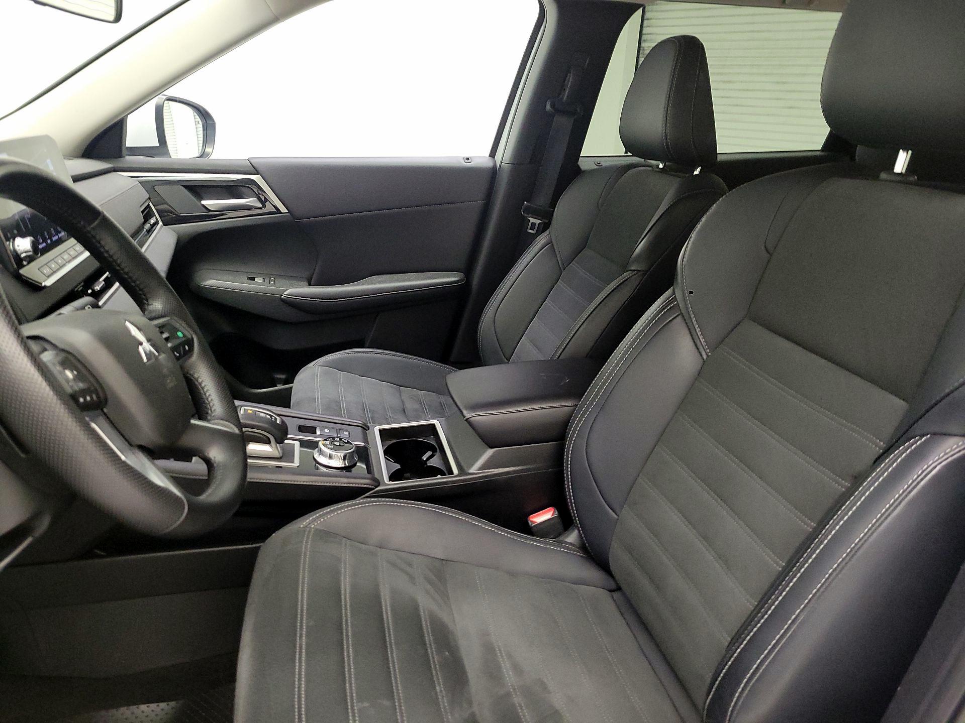 Thumbnail: 2024 Mitsubishi Outlander - 9